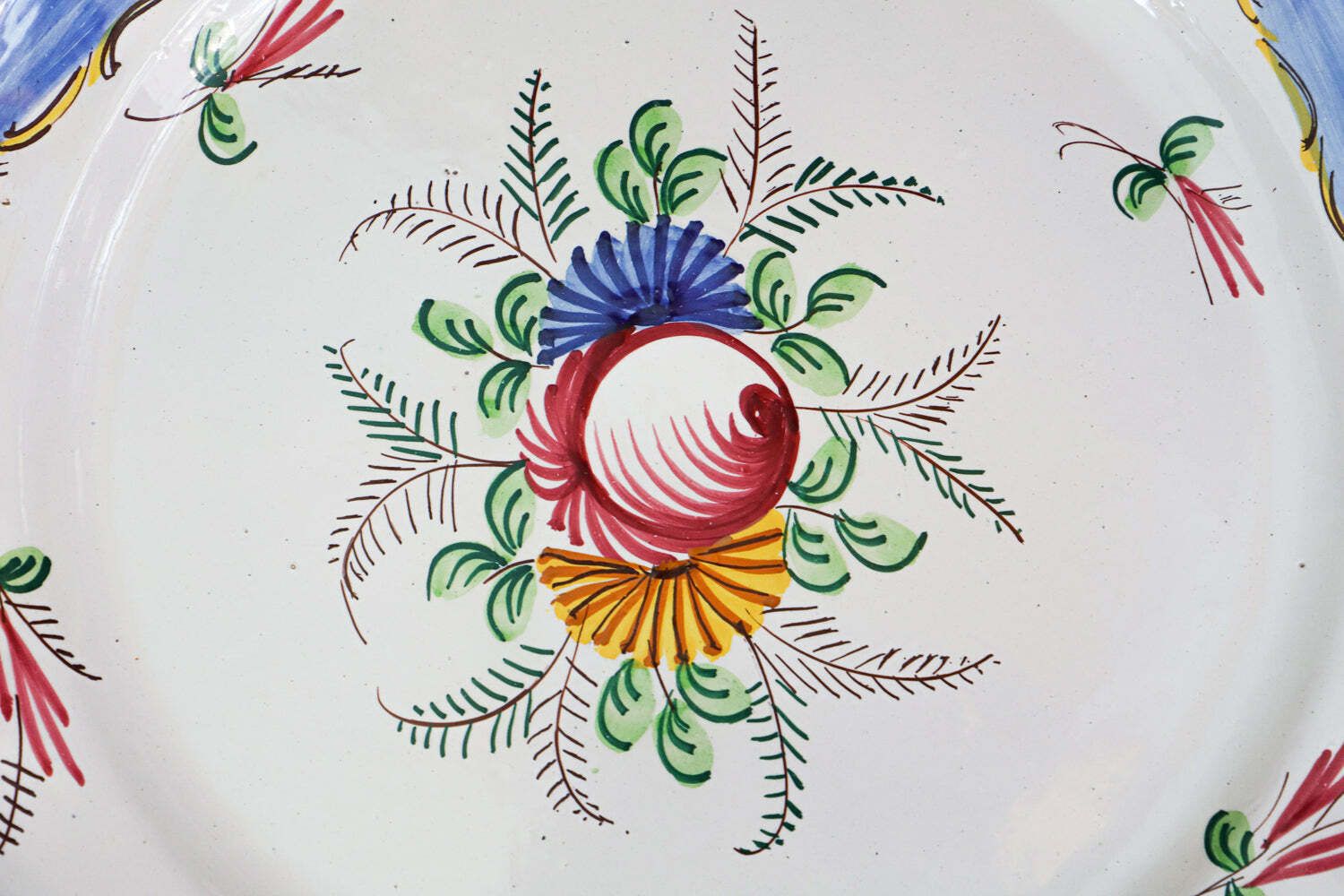 Groot Vintage Handgeschilderd Italiaans Keramisch Bord Met Bloemen photo for sale