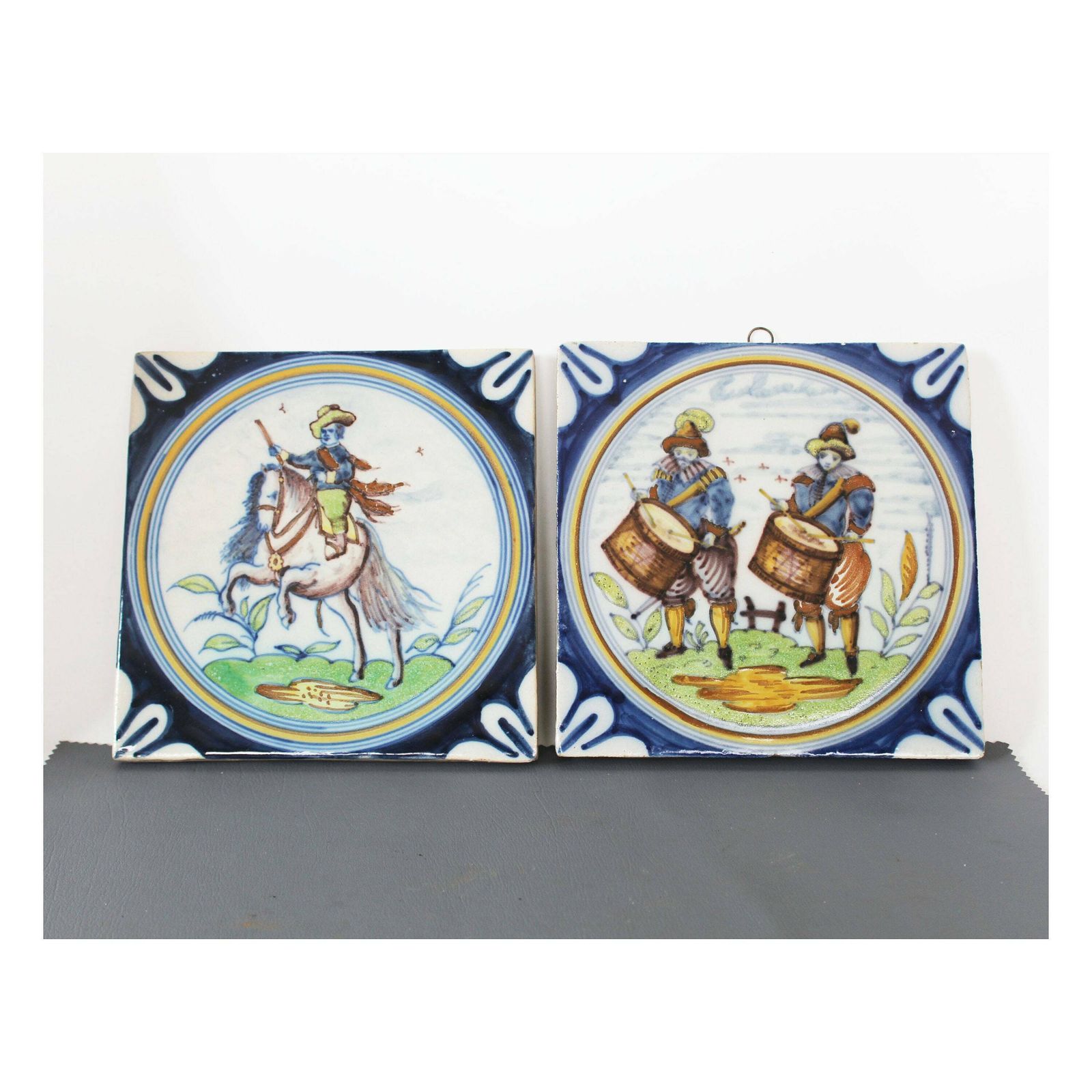 2 Vintage Keramische Tegels / Onderzetter, Handgeschilderd Motief, Antieke Hollandse Stijl, Kurken Onderkant, Ridder Te Paard, Muzikant Met Trommel
