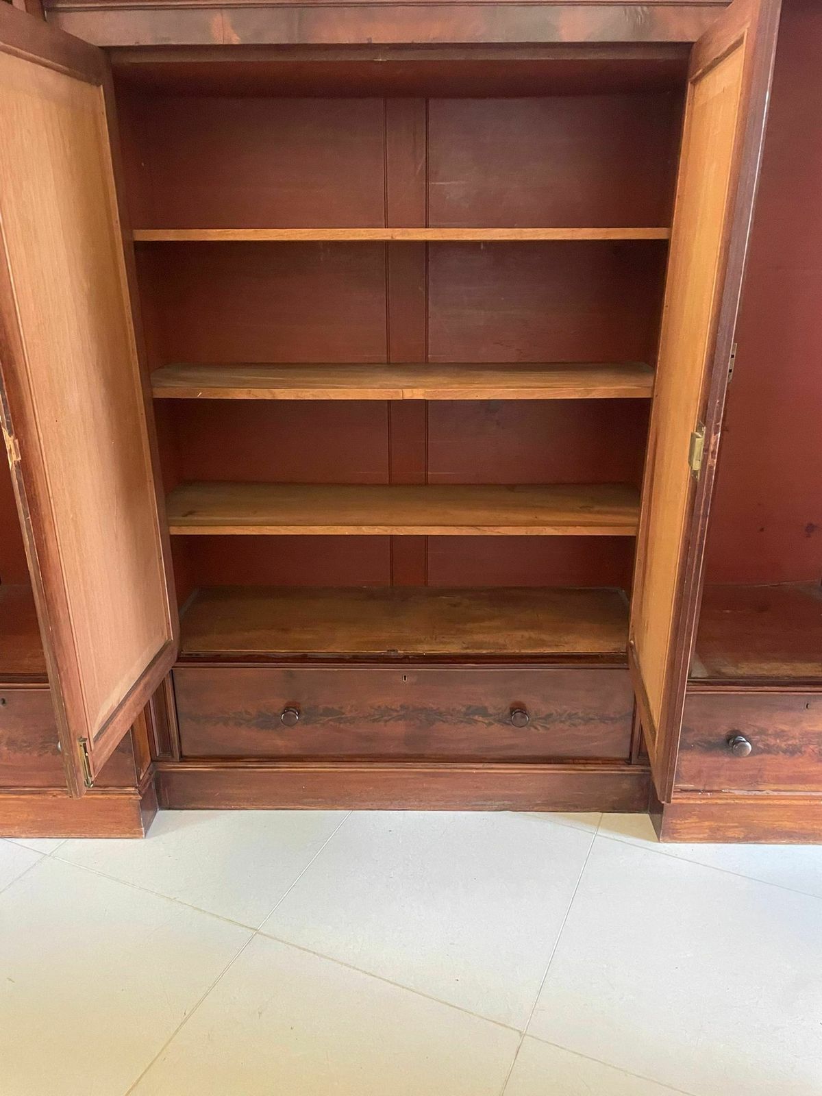 photo vinterior Outstanding Quality Large 19th Century Antique Figured Mahogany Wardrobe