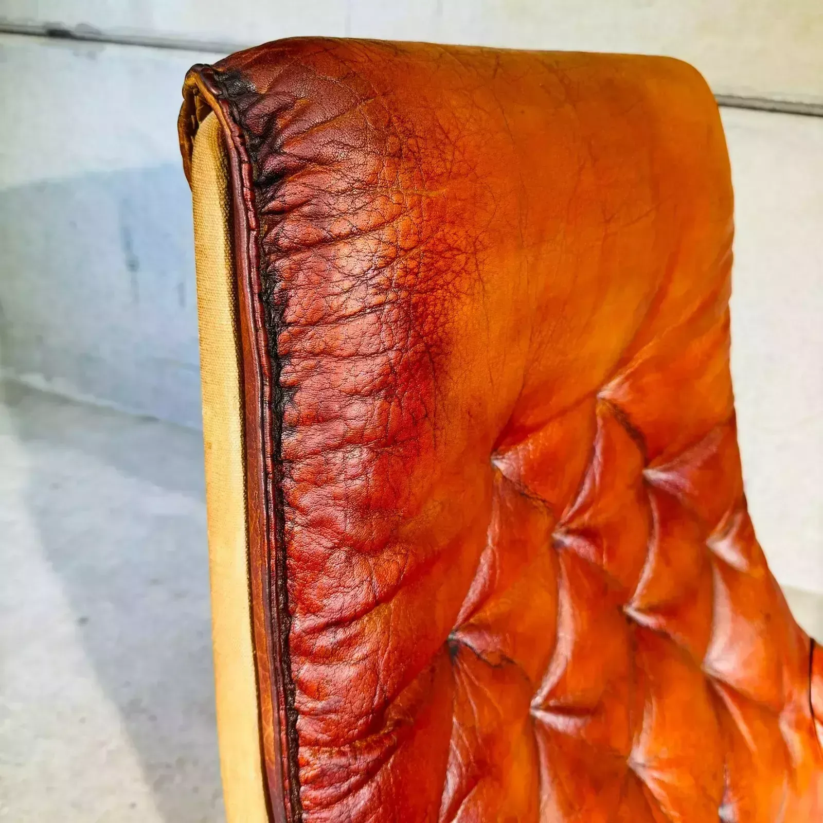 photo vinterior Pair Of 1960s Scandinavian High Back Leather Swivel Chairs By Berg #A318