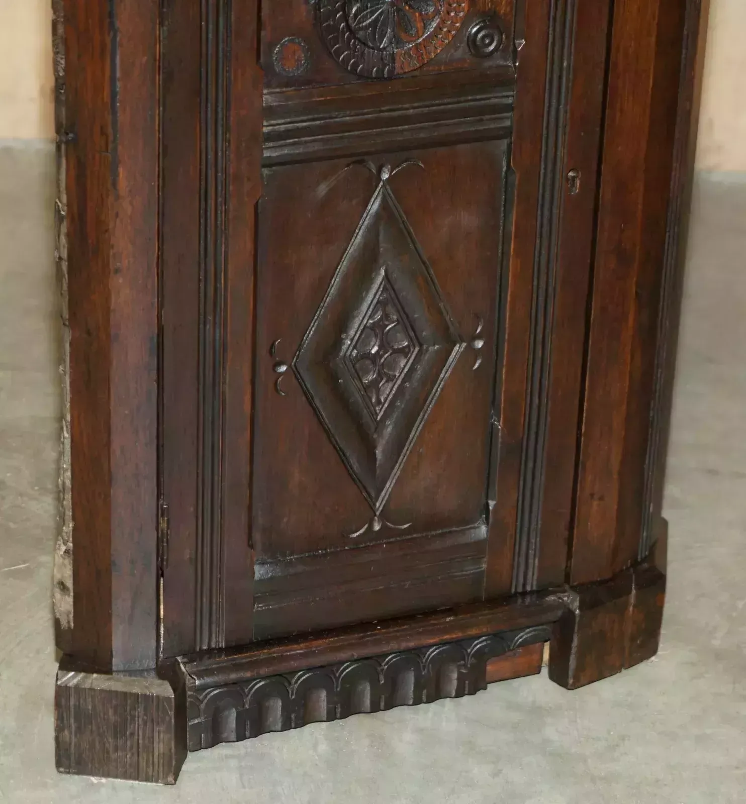 photo vintage Antique 1685 Dated Hand Carved Chest Of Drawers Sideboard With Side Cupboards