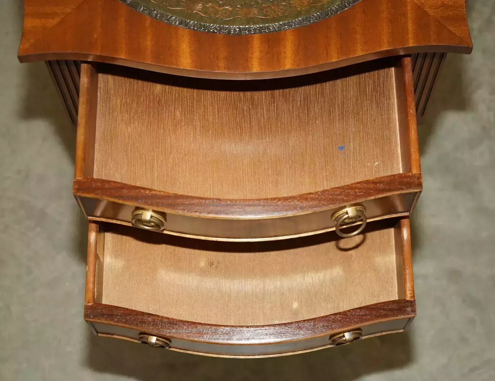 photo buy Stunning Pair Of Vintage Flamed Mahogany Green Leather Bevan Funnell Side Tables