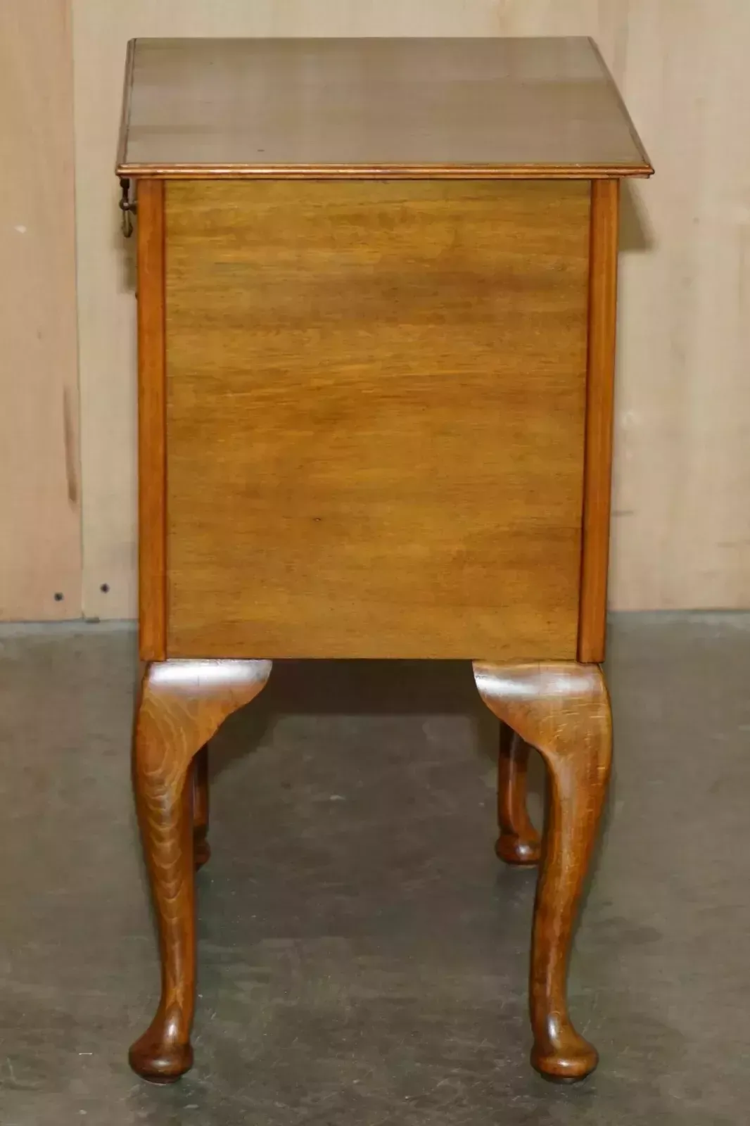 photo vintage Pair Of Mid Century Modern Beech & Walnut Bedside Side End Lamp Wine Tables