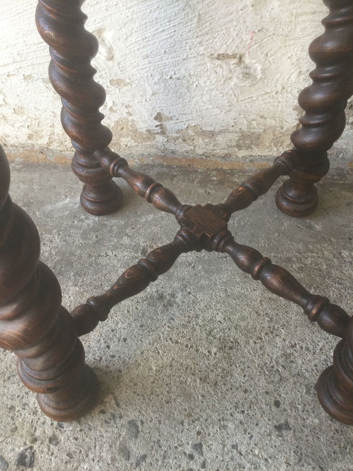 Pedestal Table photo vinterior