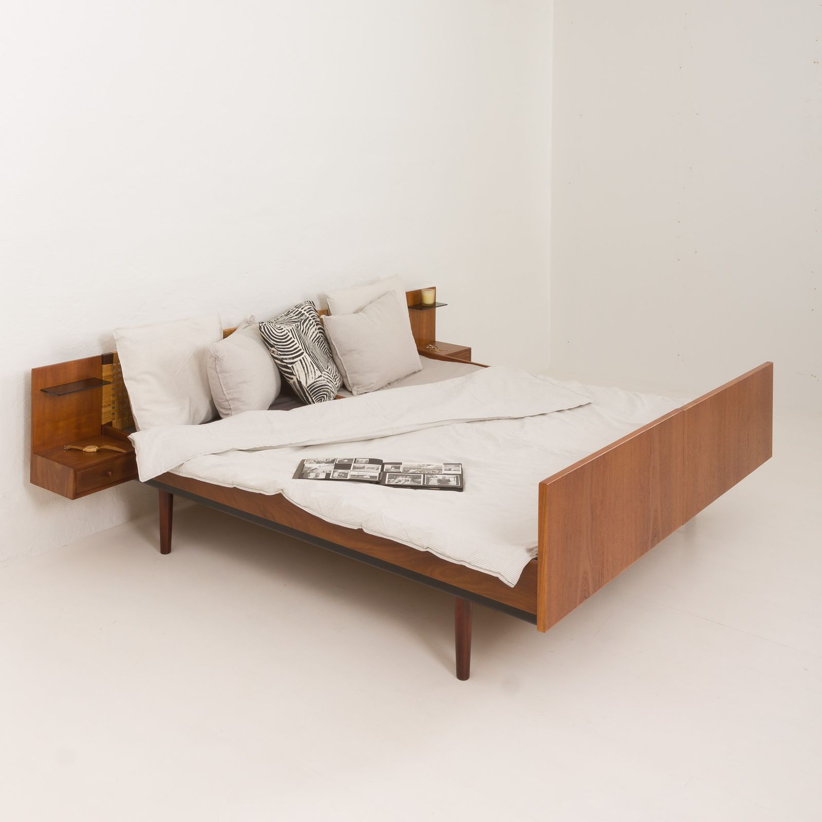photo vintage Hans J. Wegner Double Bed In Teak And Cane For Getama, 1960s