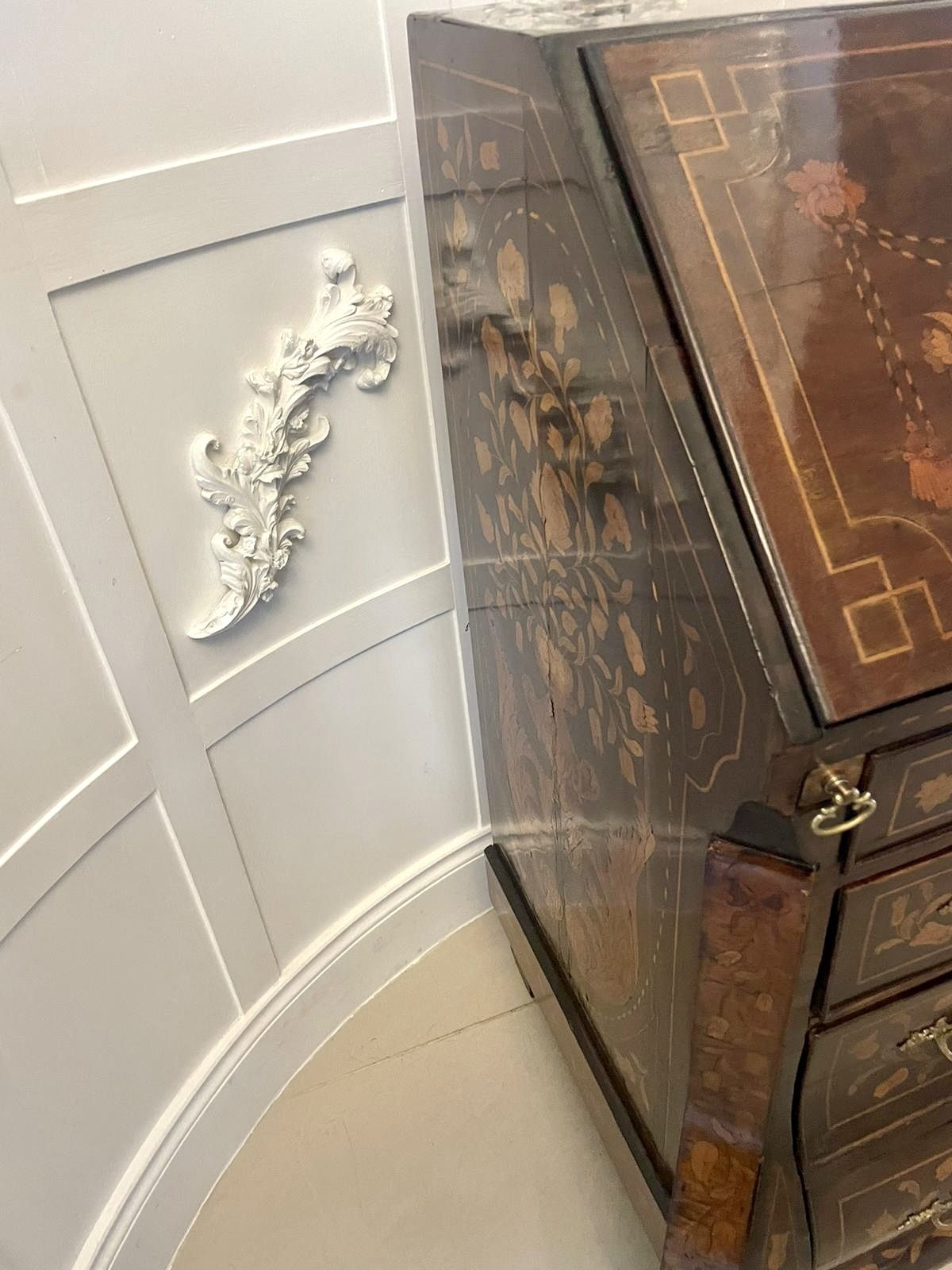 photo furniture Antique 18th Century Quality Mahogany Floral Marquetry Inlaid Bombe Shaped Bureau