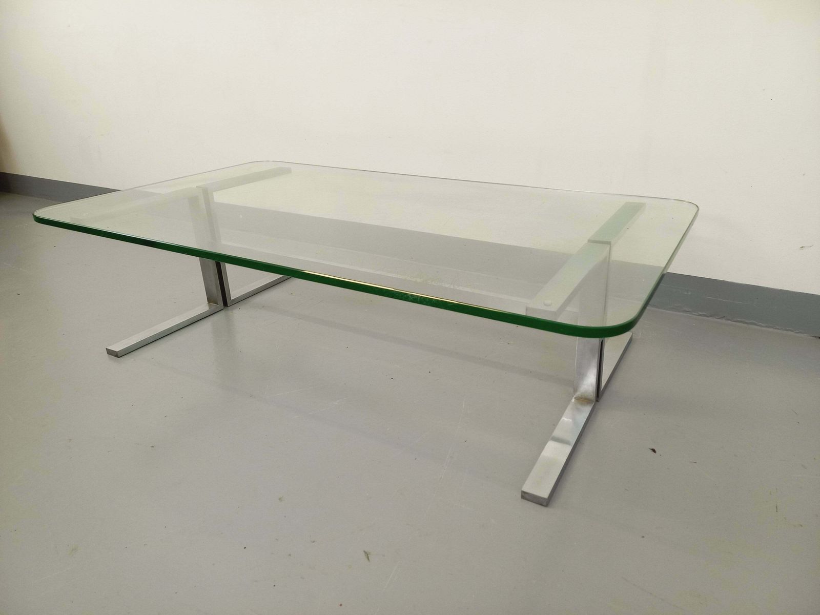 Table basse rectangulaire en aluminium moulé et verre transparent photo for sale