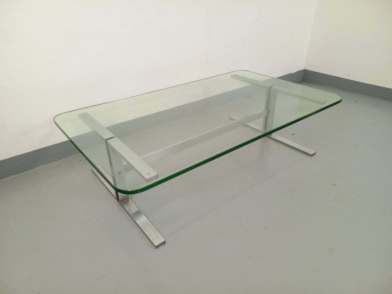 Table basse rectangulaire en aluminium moulé et verre transparent photo Mobilier