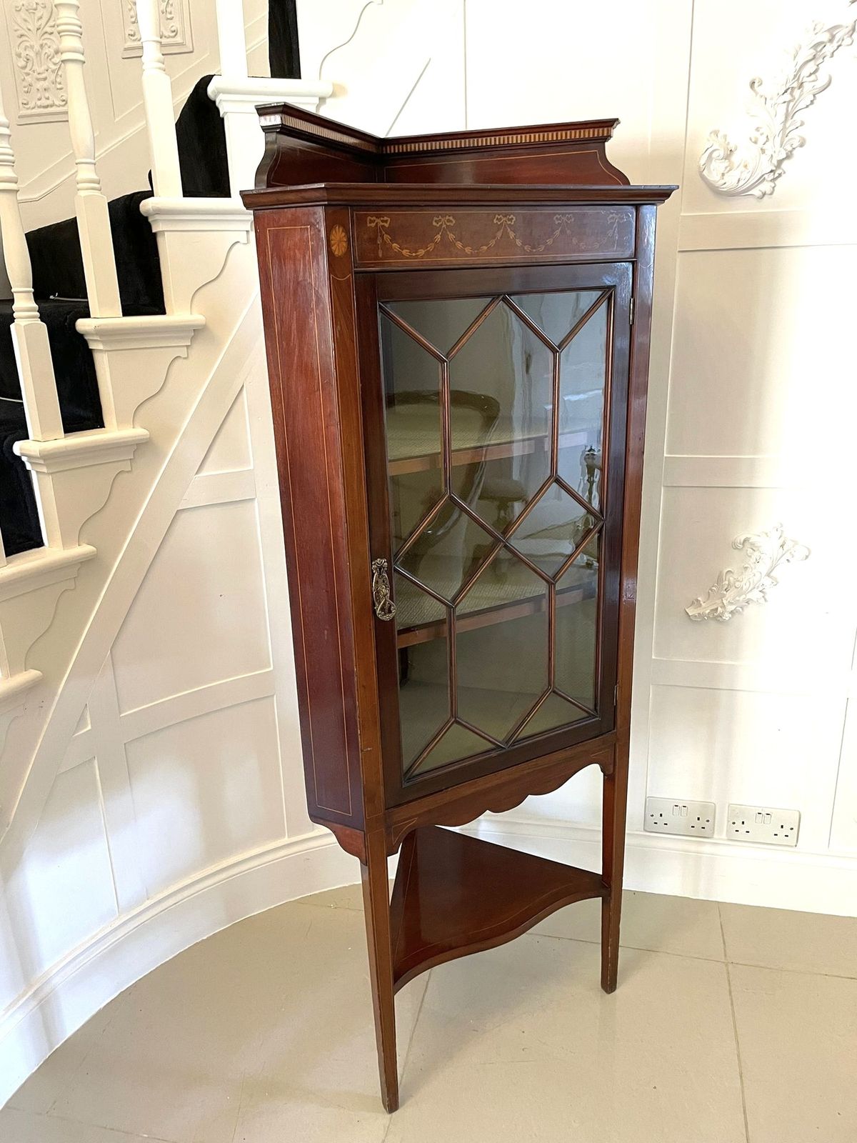 1545.0 Antique Quality Early 20th Century Mahogany Inlaid Corner Cabinet photo