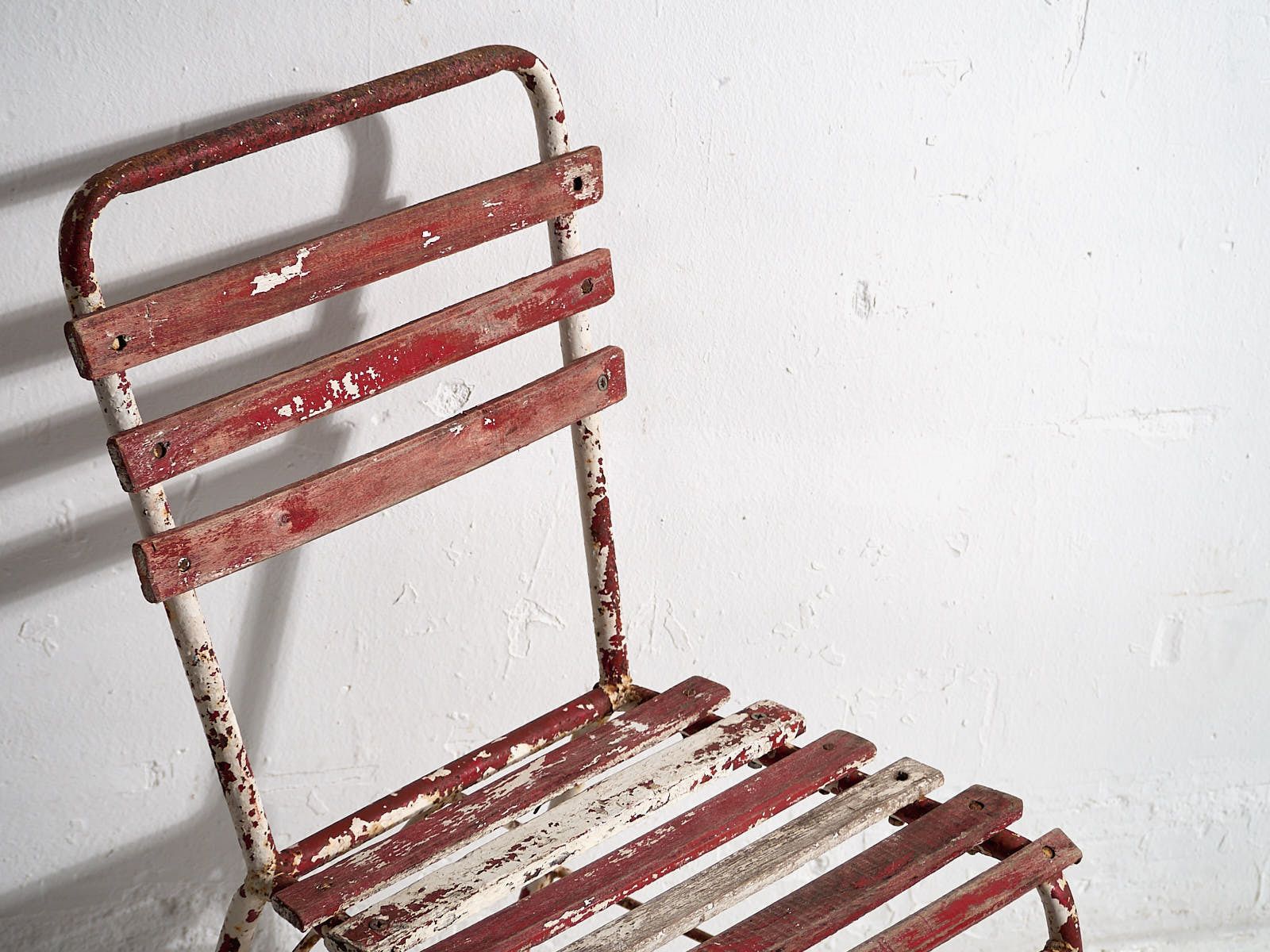 Furniture Antique Red And White Terrace Chairs (C.1920). Set Of 4 Pieces photo