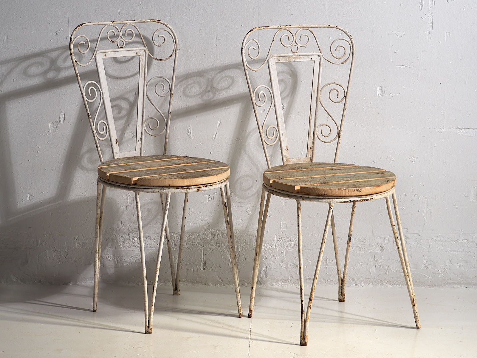 photo vinterior Antique Outdoor Chairs In White (C.1920). Set Of 4 Pieces