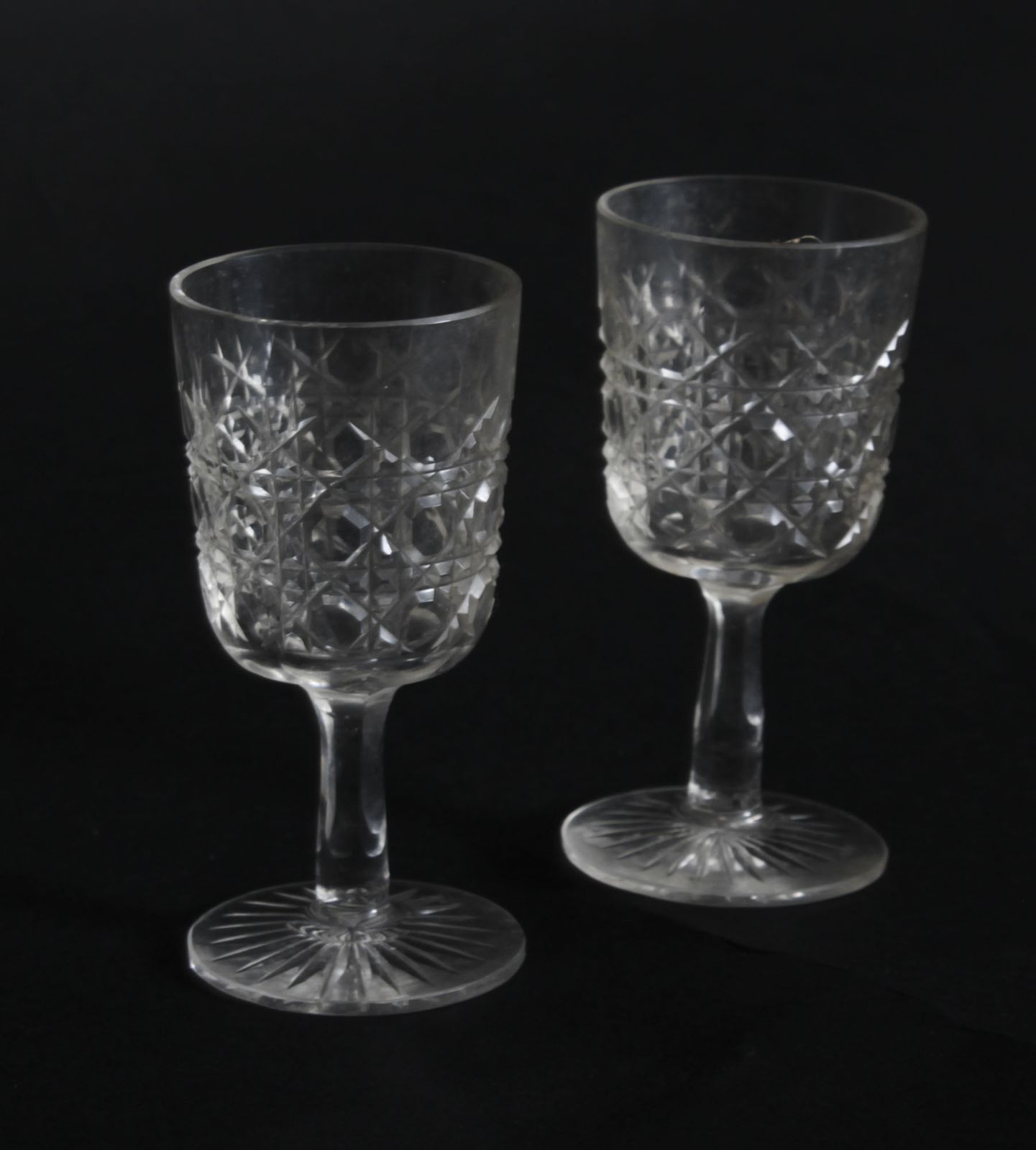 photo vintage Antique Victoran Coromandel Three Crystal Decanter Tantalus & Games Circa 1870