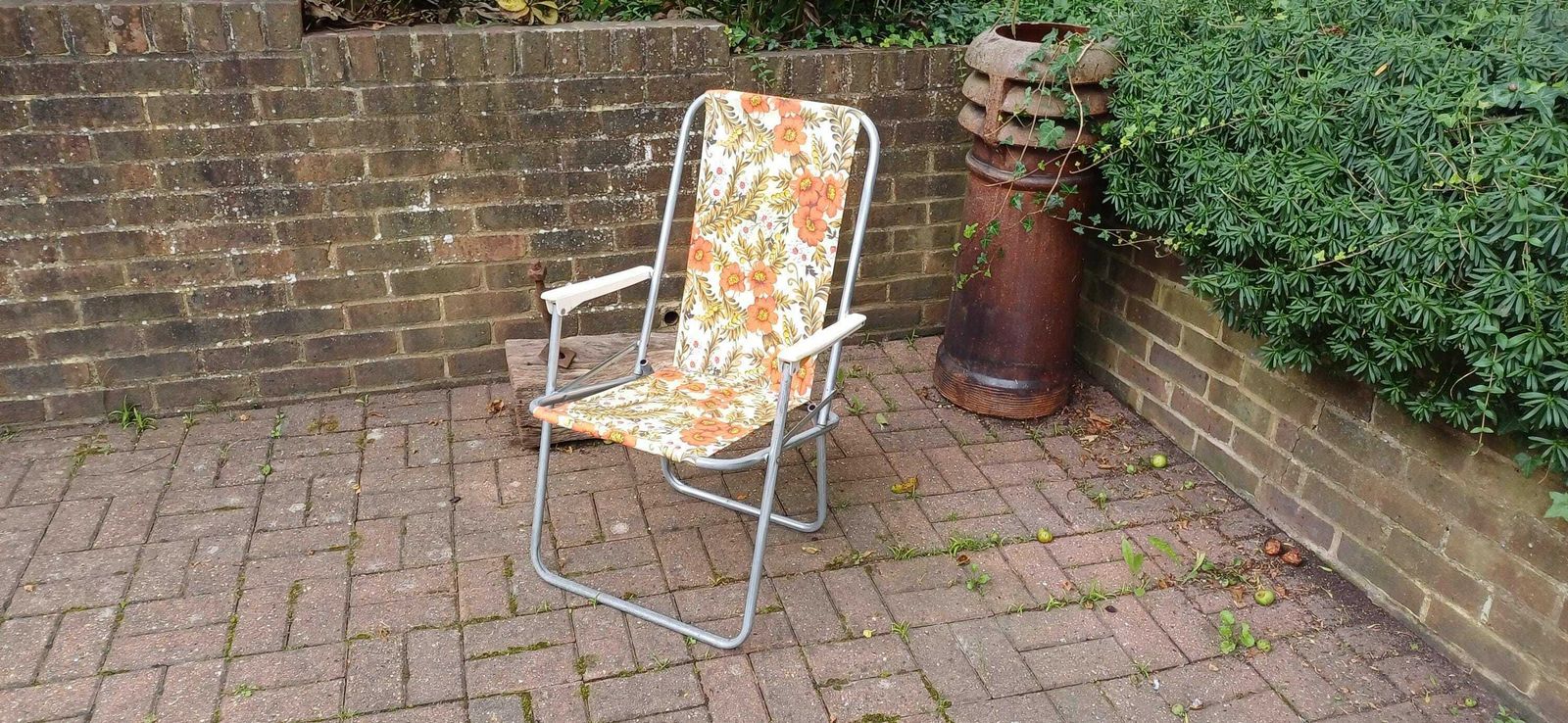 Vintage Retro 70s Sprung Deckchair. Folding. Funky Floral Decoration. photo furniture
