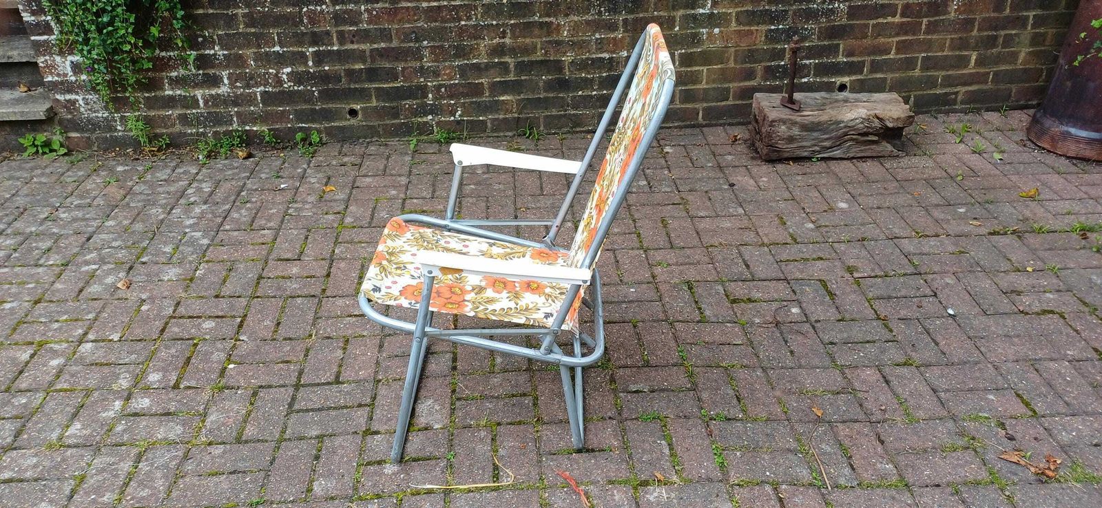 Vintage Retro 70s Sprung Deckchair. Folding. Funky Floral Decoration. photo 95.0