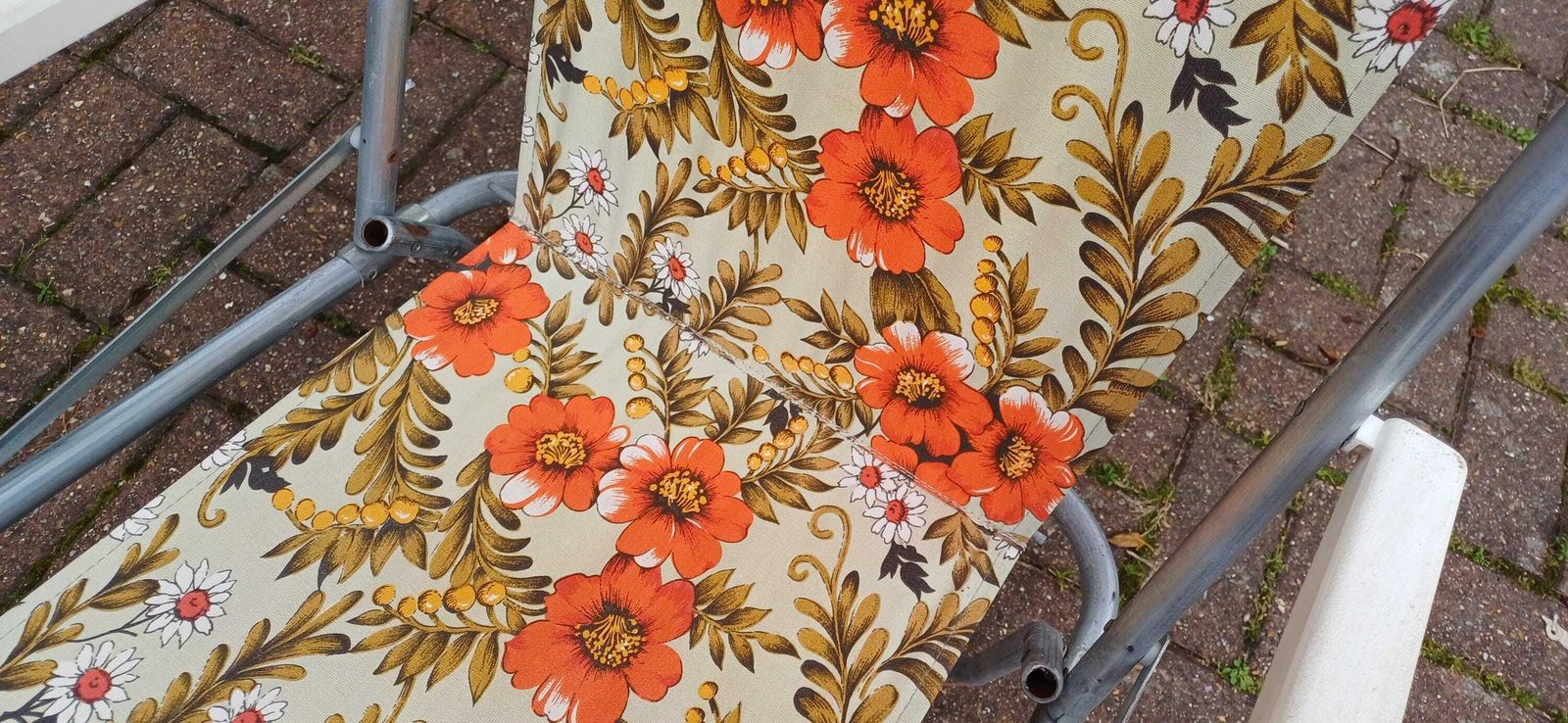 Vintage Retro 70s Sprung Deckchair. Folding. Funky Floral Decoration. photo vintage