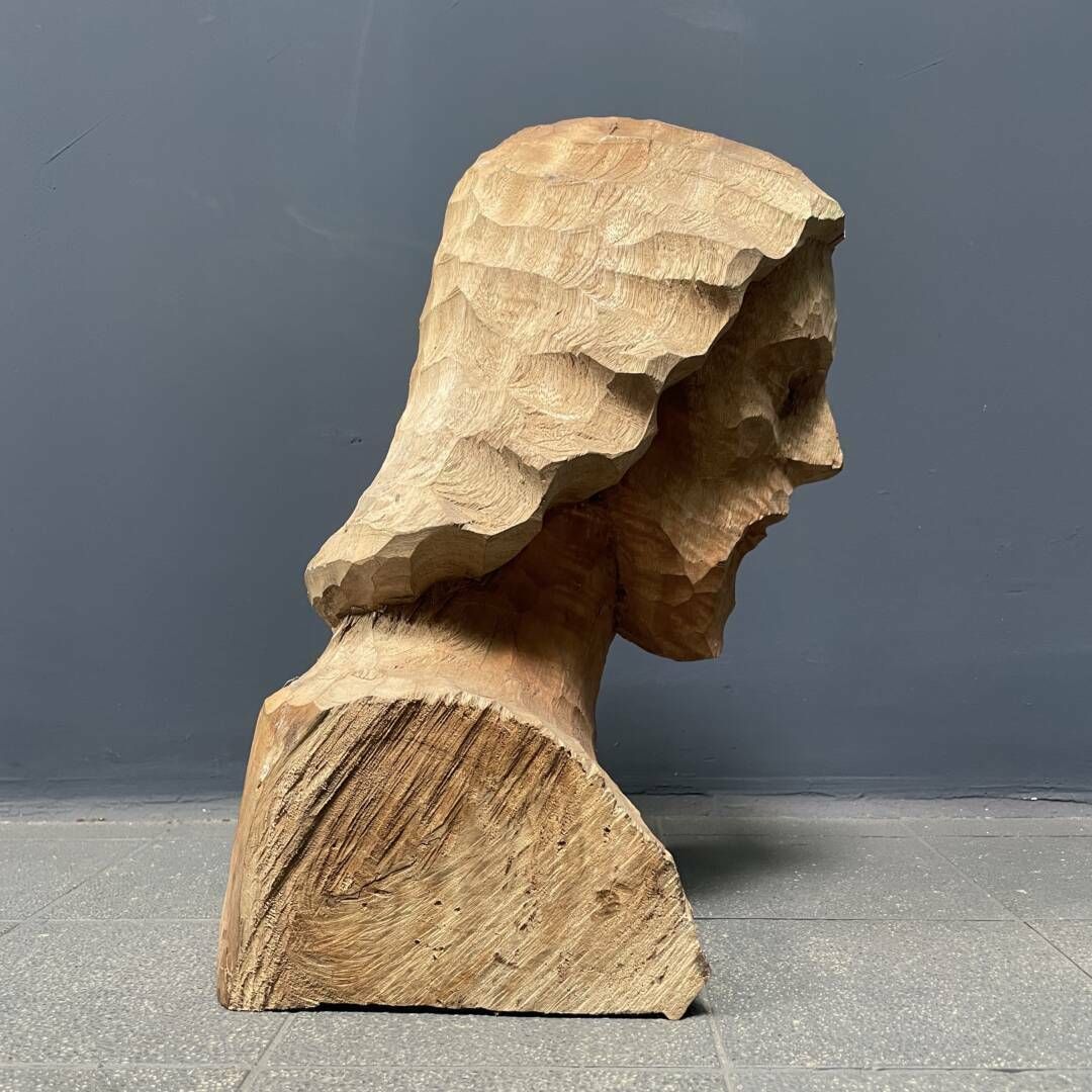 Houten Gesculpteerd Hoofd Of Buste Van Een Man Met Een Baard photo vinterior