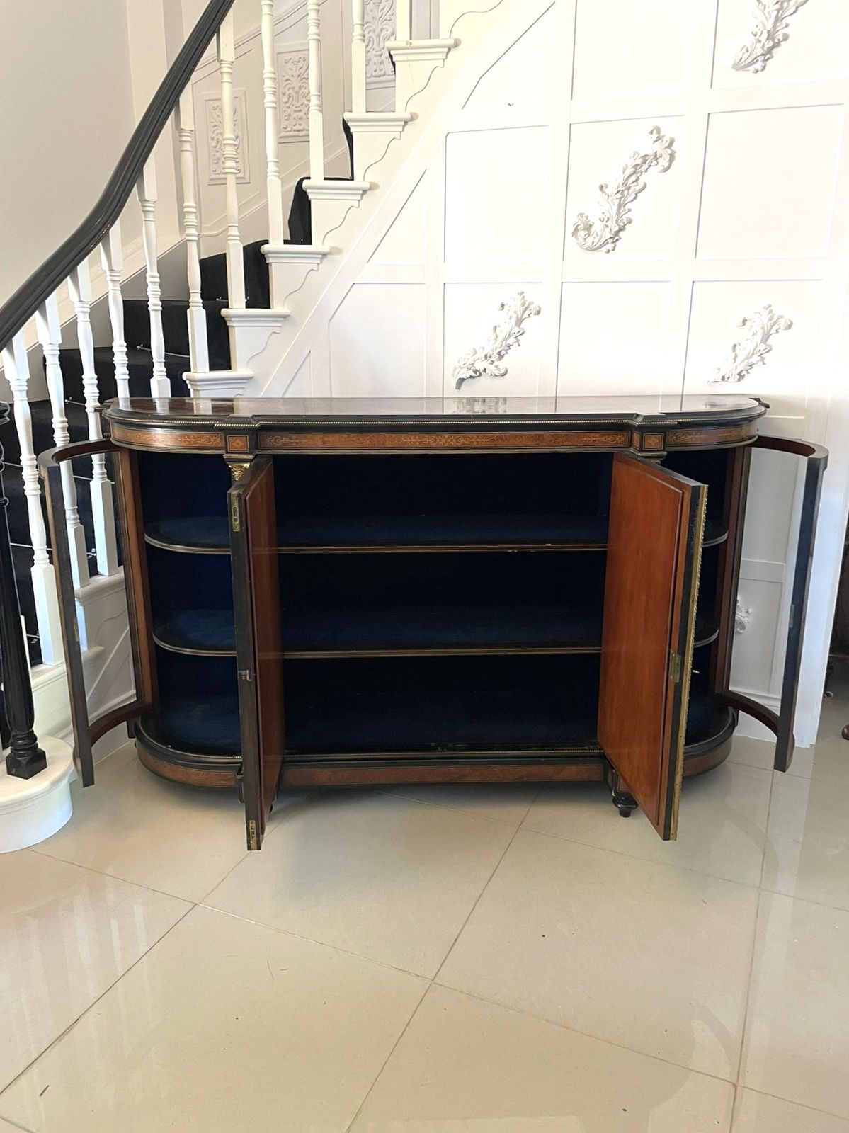 photo vintage Superb Quality Large Antique 19th Century Burr Walnut And Amboyna Inlaid Credenza