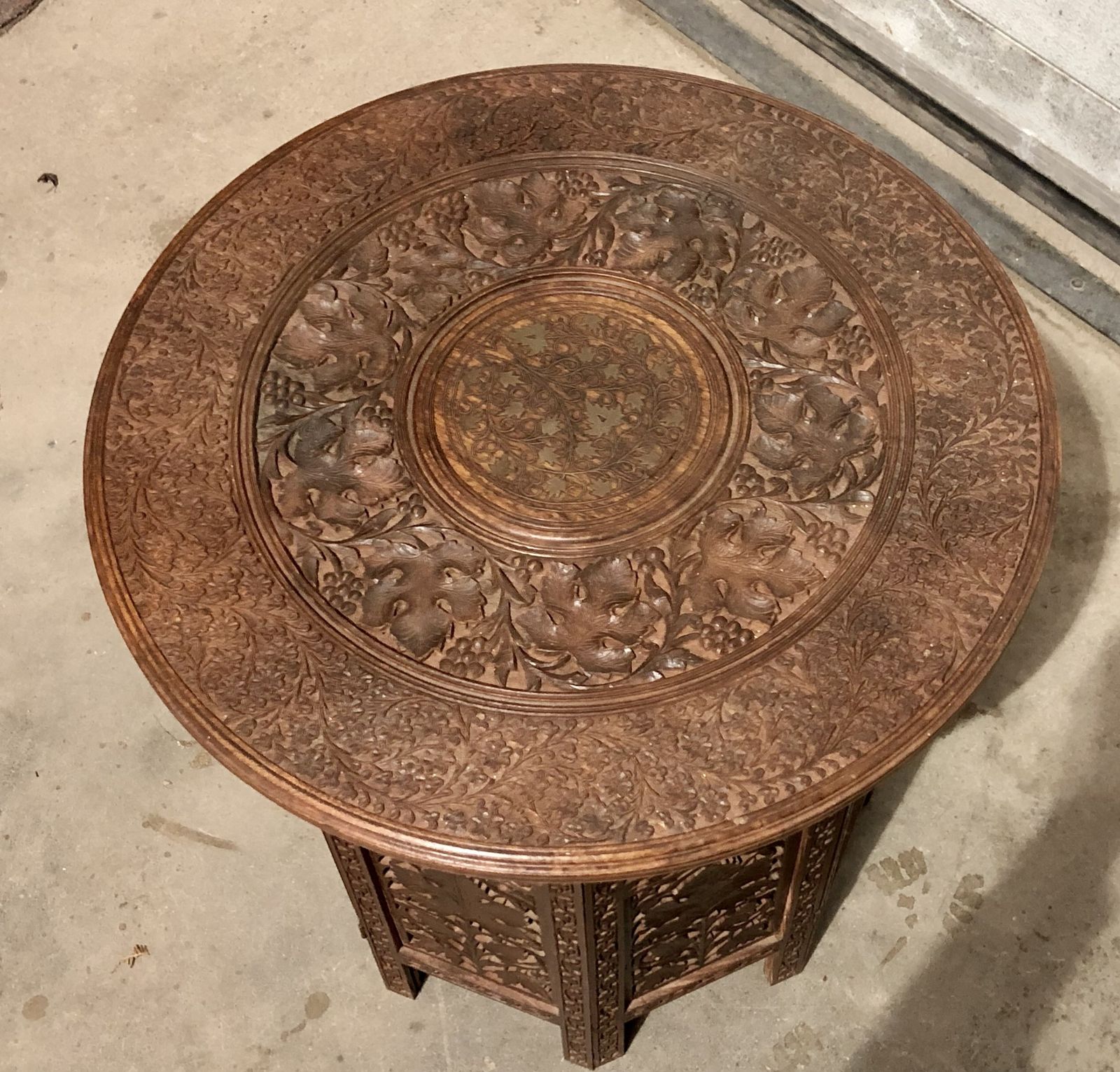 photo vintage Handsome Vintage Indian Carved Hardwood Occasional Table