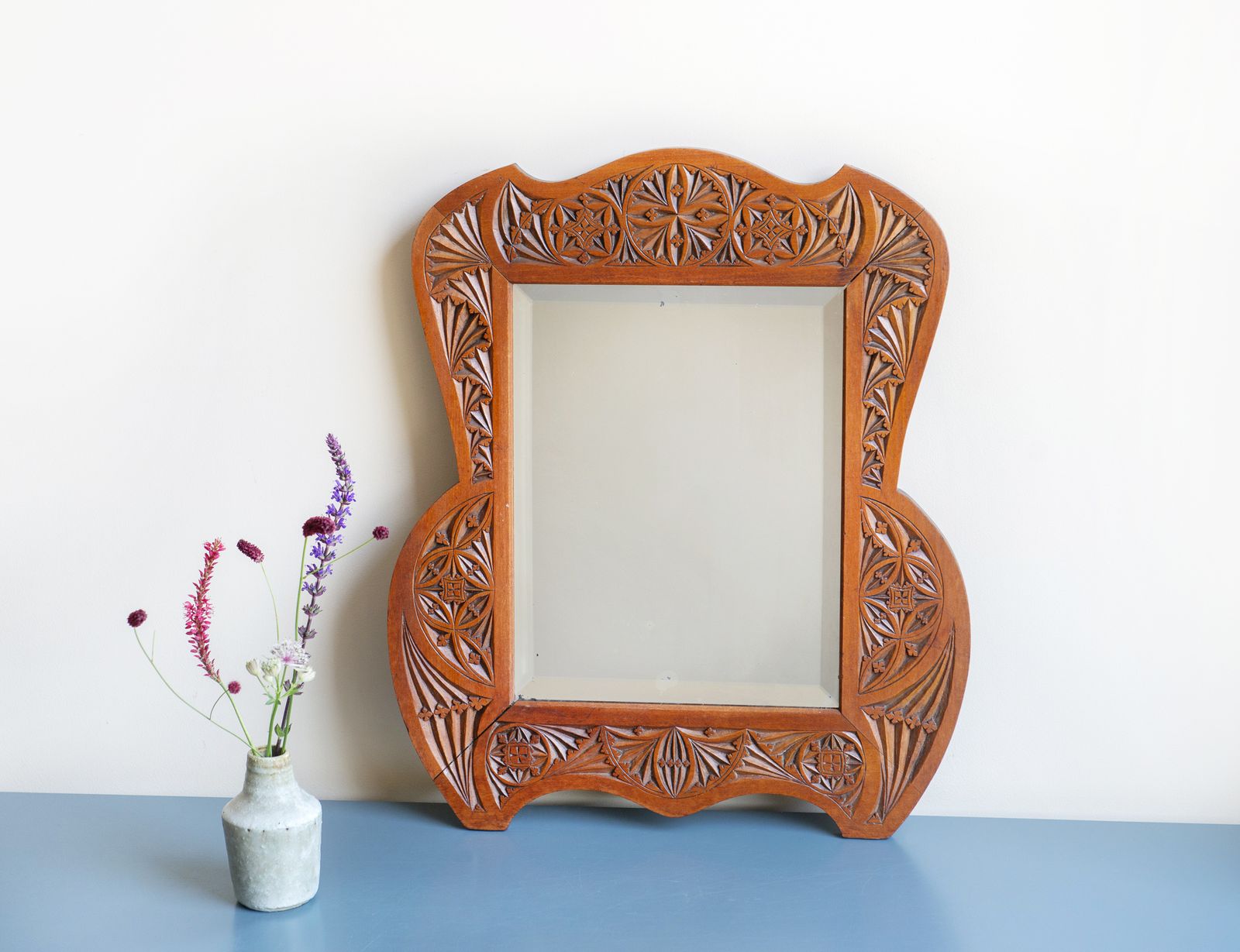 Miroir mural en bois sculpté à la main, verre biseauté, d'époque, années 1910, motifs folkloriques néerlandais photo Décoration
