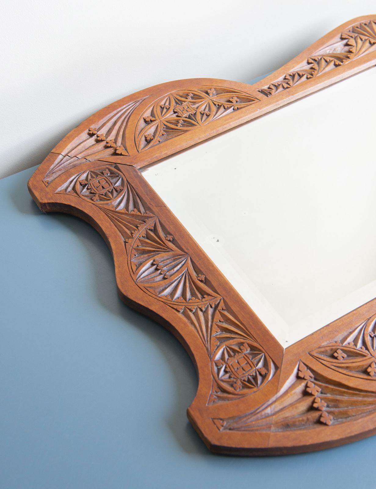 Miroir mural en bois sculpté à la main, verre biseauté, d'époque, années 1910, motifs folkloriques néerlandais photo vinterior