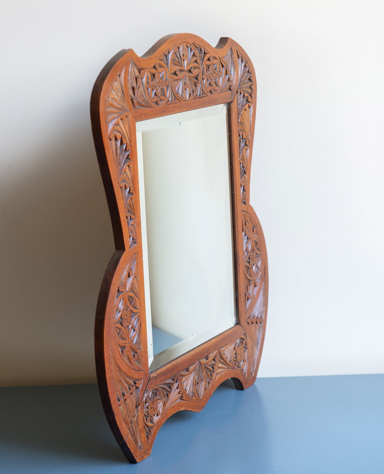 Miroir mural en bois sculpté à la main, verre biseauté, d'époque, années 1910, motifs folkloriques néerlandais photo buy
