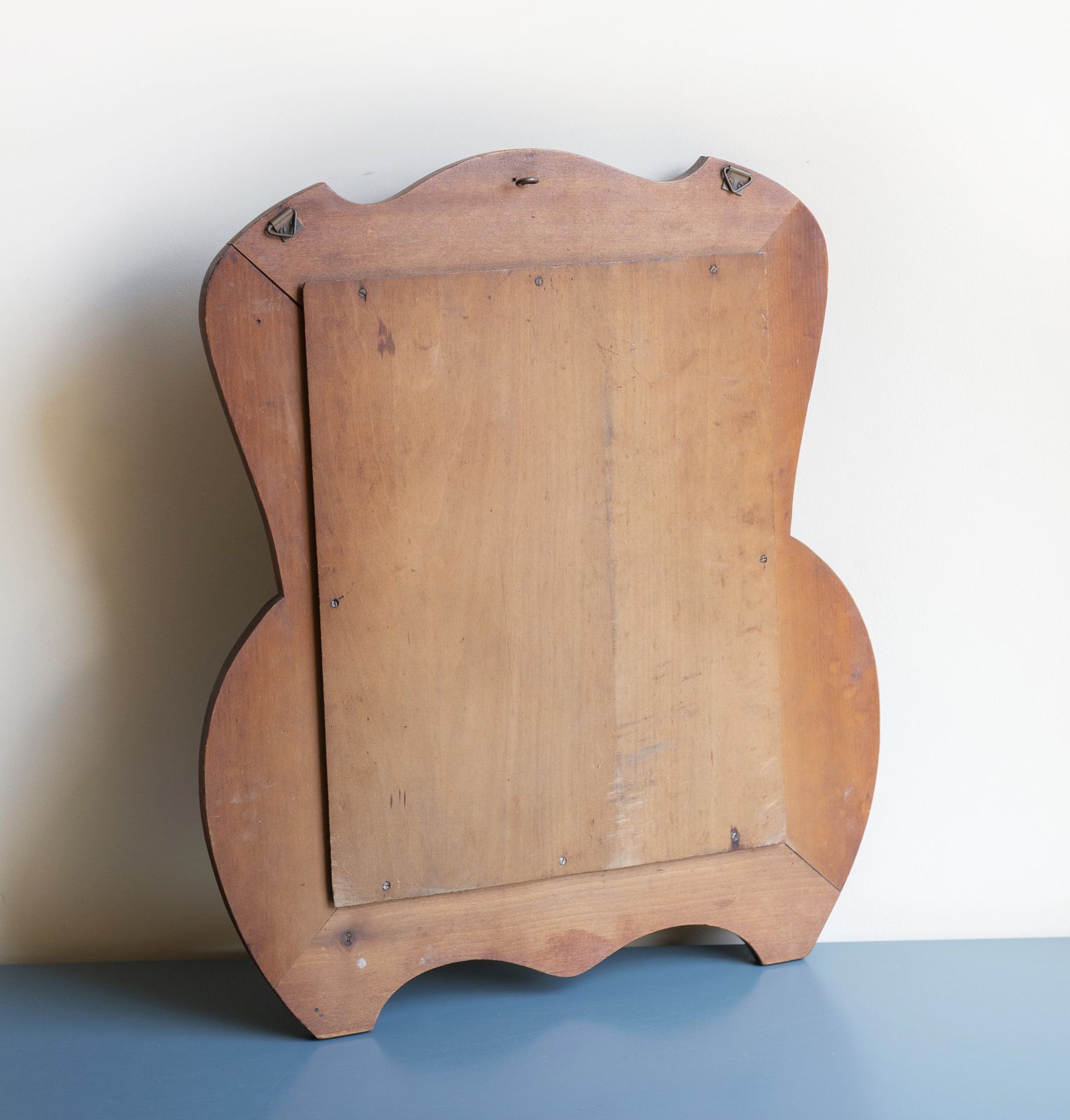 Miroir mural en bois sculpté à la main, verre biseauté, d'époque, années 1910, motifs folkloriques néerlandais photo vintage
