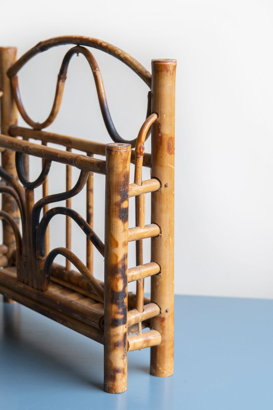 photo furniture Bamboe Brievenhouder, Frans Opbergelement, Vintage Bureauorganizer, Jaren 1960 Ontwerp