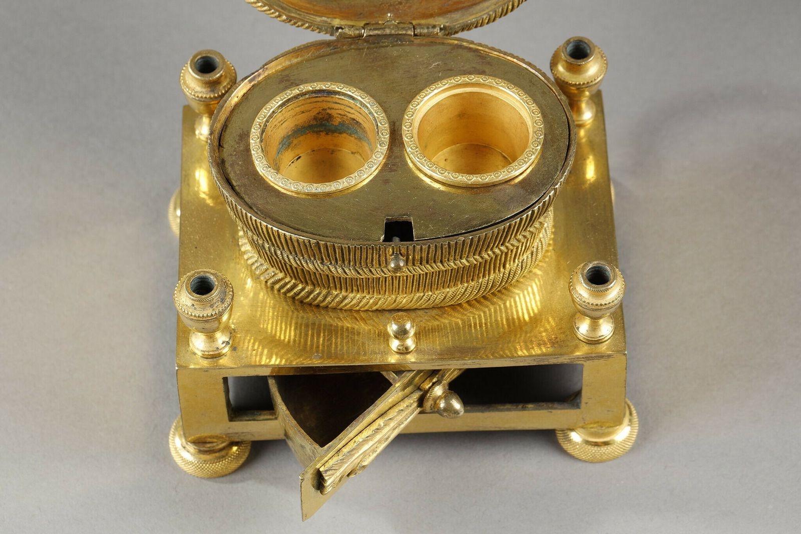 photo furniture Gilt Bronze Inkwell Forming A Basket Of Grapes