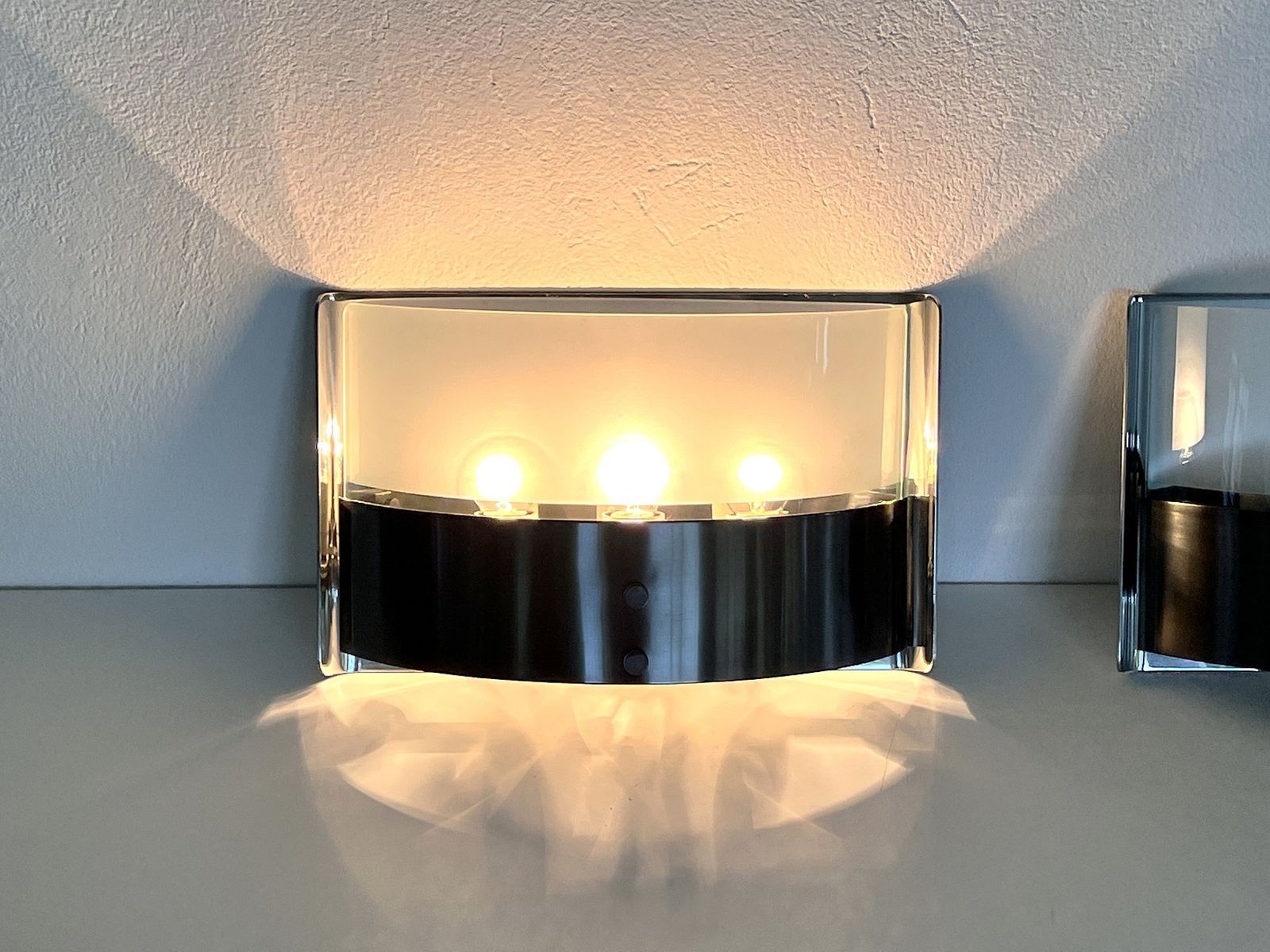 photo vinterior Luigi Caccia Dominioni Pair Wall Sconces Lp19 "Monaco" In Steel And Glass, 1970s
