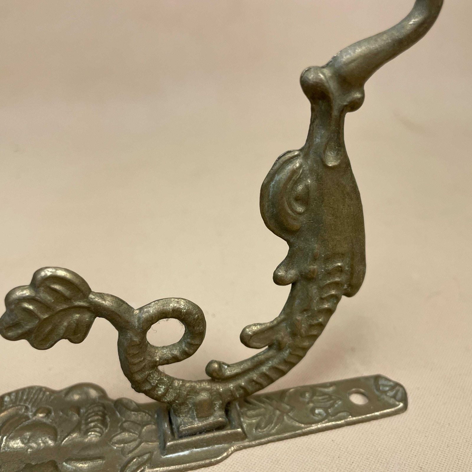 photo furniture X2 Antique Solid Brass Wall Hook Hanging Vintage Coat Hooks Ornate Pattern Aged Fixture Cottage Oriental Chinese Old Set Door Hanger