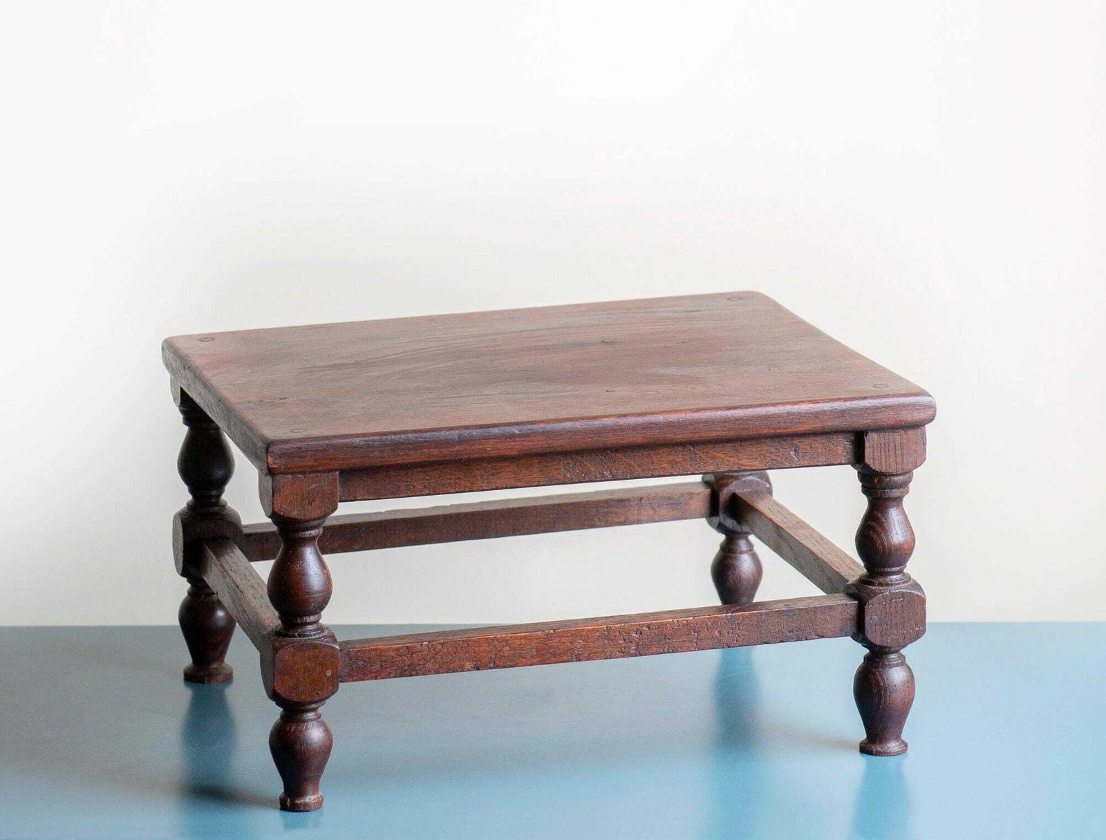 Tabouret d'époque en bois sombre, tabouret de ferme sculpté à la main, sellette pour plante, table d'appoint rustique, décoration campagne photo furniture