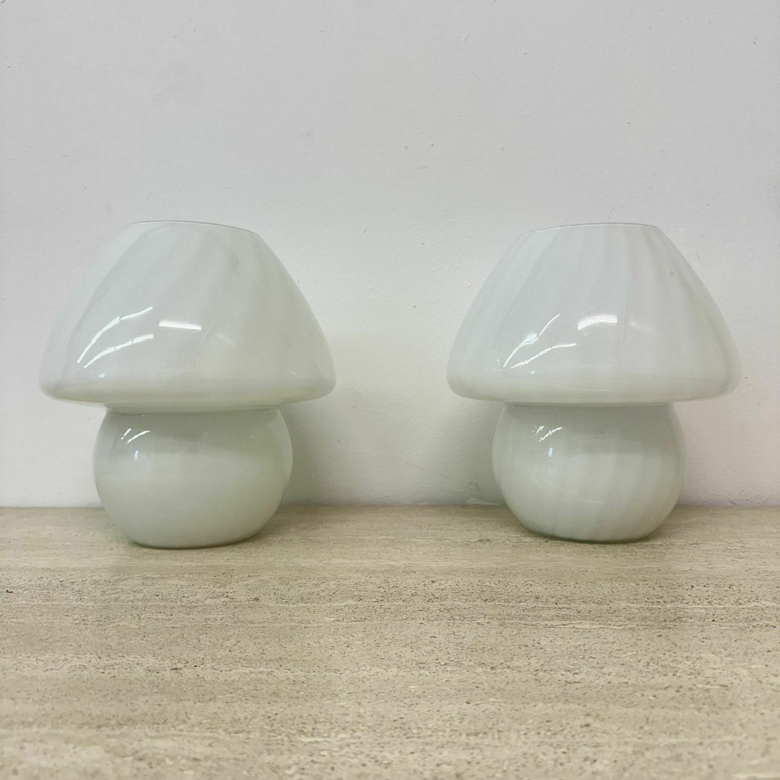 Set Van 2 Tafellampen Met Paddenstoelvorm En Wervelpatroon, Jaren 1970 photo furniture