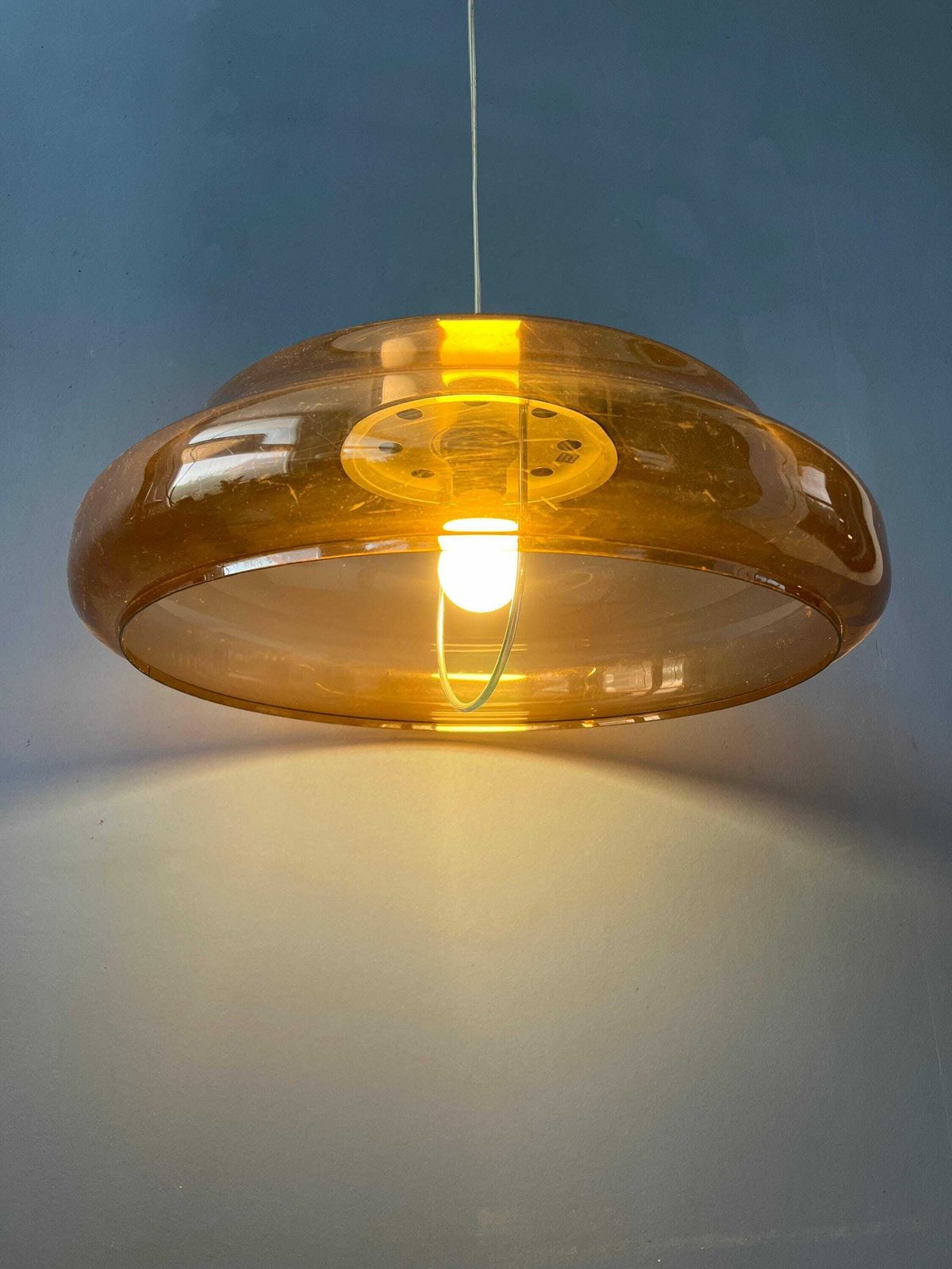 Oranje/Bruine Plexiglazen Space Age Ufo Hanglamp photo for sale