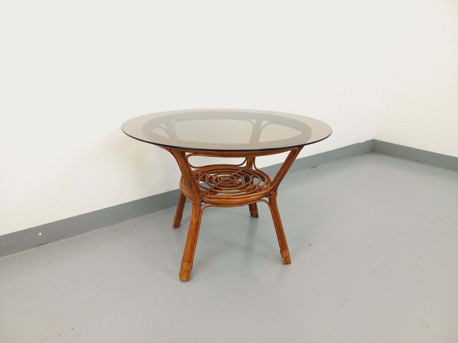 Table basse ronde en rotin et verre fumé photo for sale