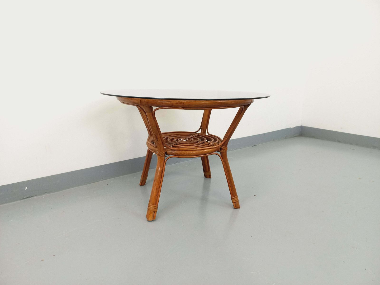 Table basse ronde en rotin et verre fumé photo buy