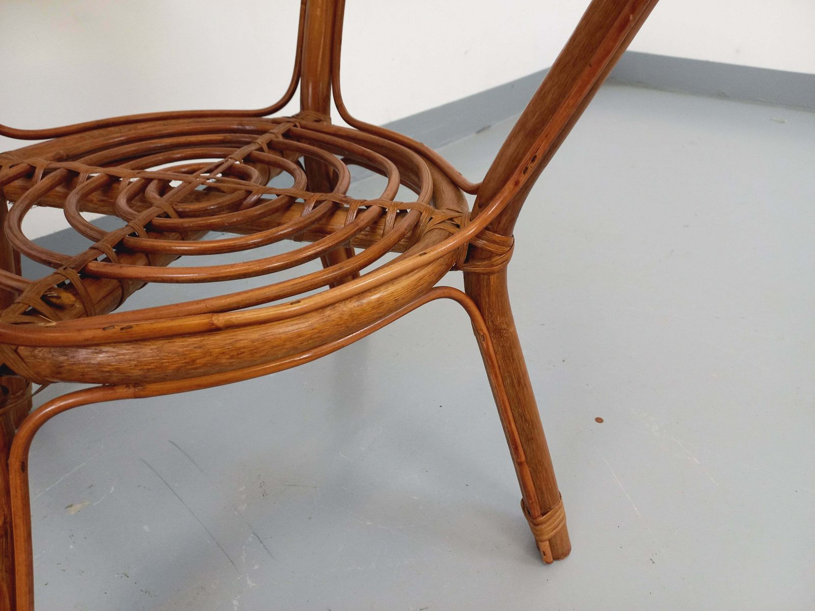 photo furniture Table basse ronde en rotin et verre fumé