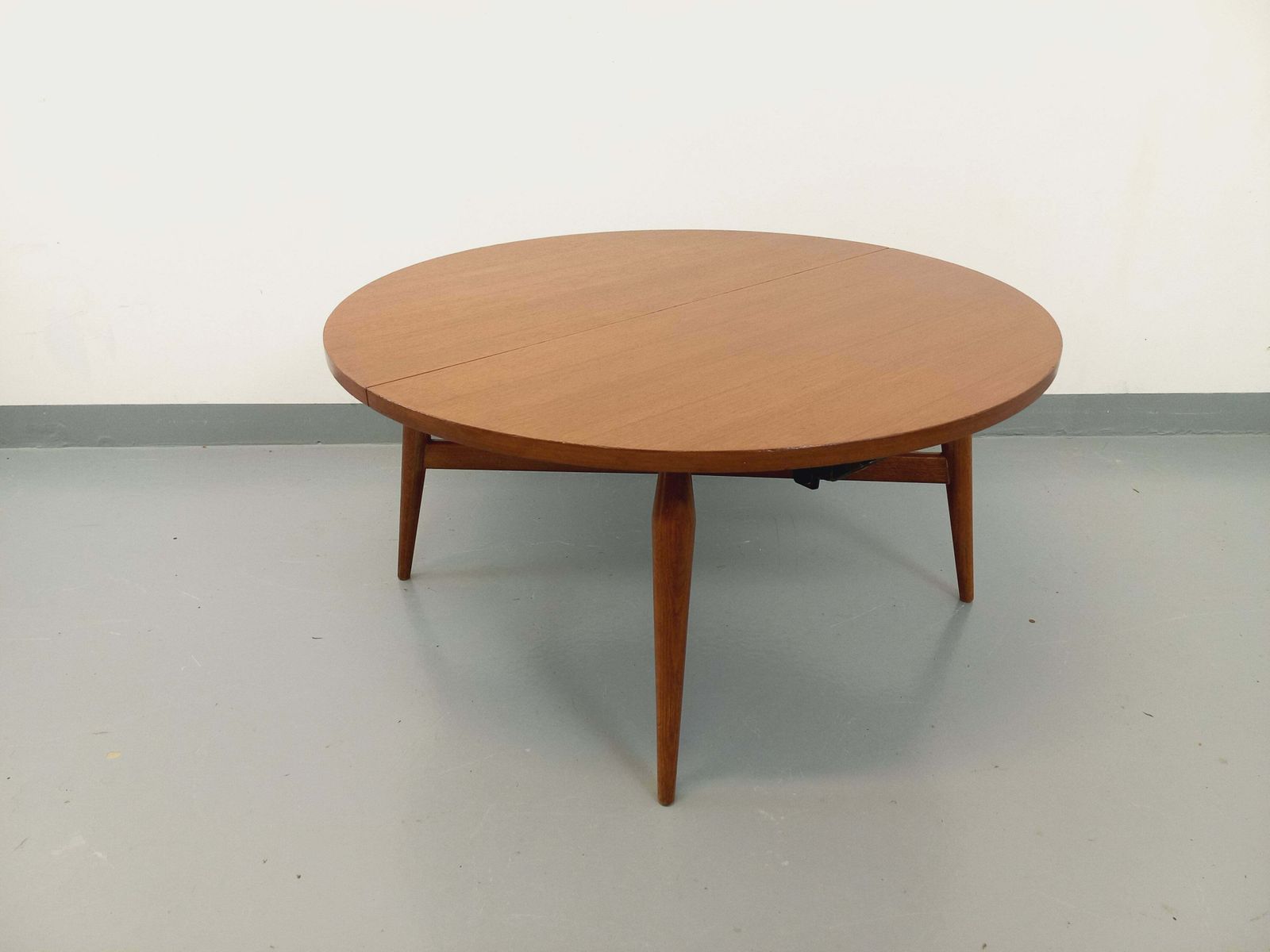 Table basse ronde extensible Smorrebrod en teck, par Arne Vodder photo for sale
