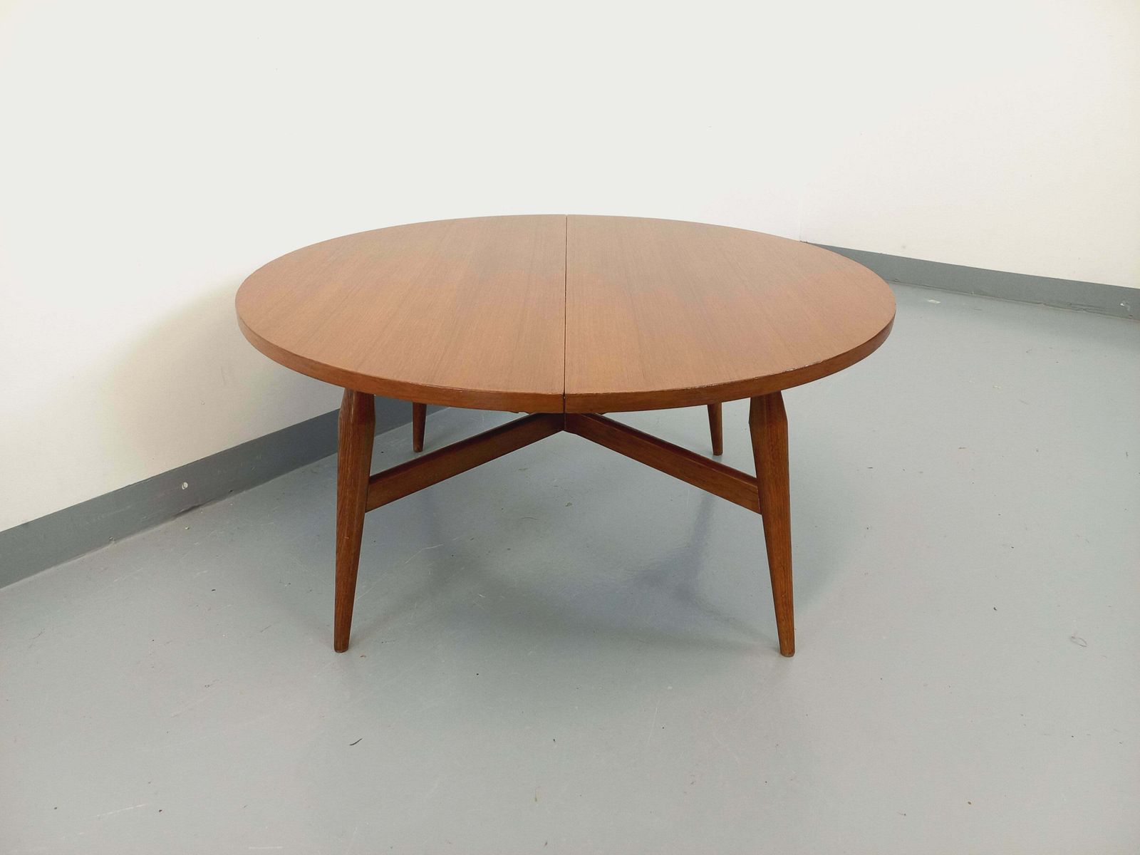 Table basse ronde extensible Smorrebrod en teck, par Arne Vodder photo Mobilier