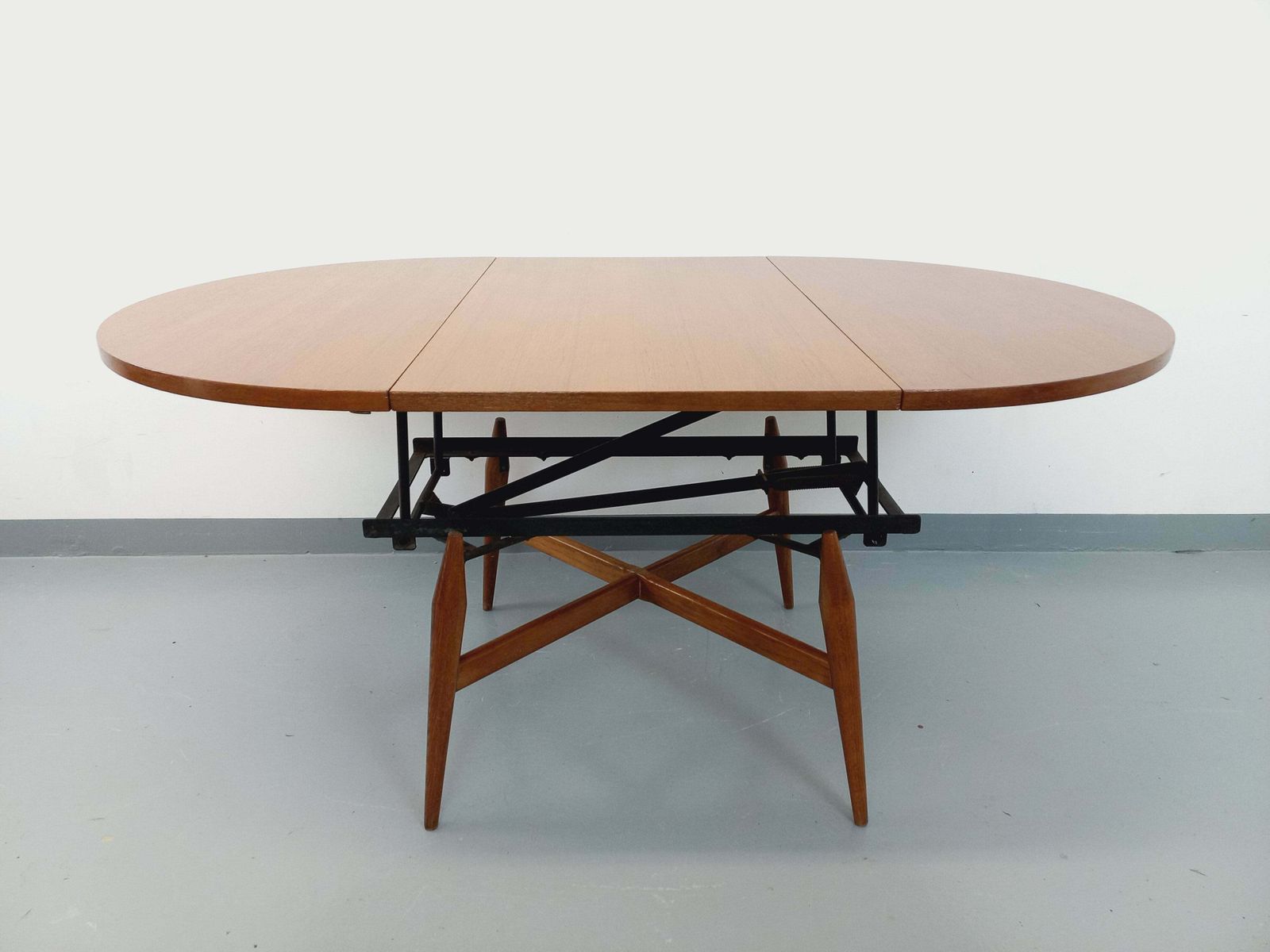 photo for sale Table basse ronde extensible Smorrebrod en teck, par Arne Vodder