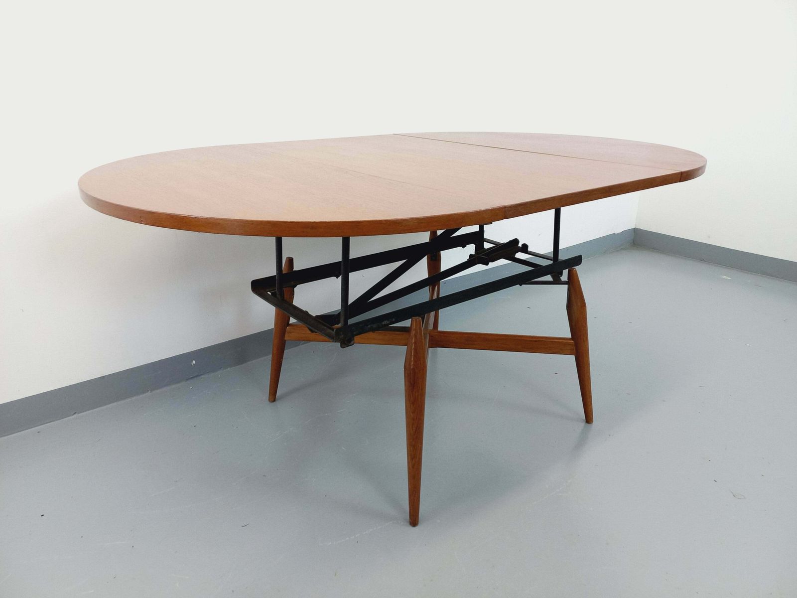 1637.0 Table basse ronde extensible Smorrebrod en teck, par Arne Vodder photo