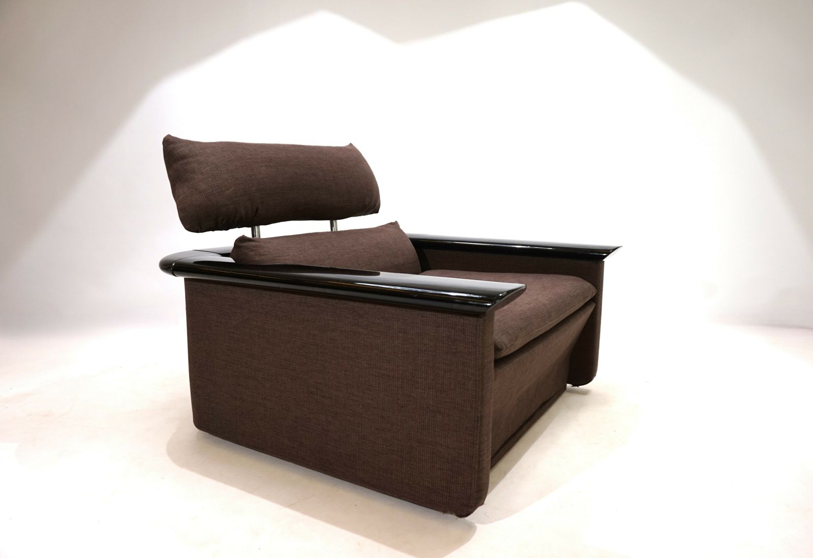 photo furniture Tecno Lounge Chair With Piano Lacquer Frame, 1970