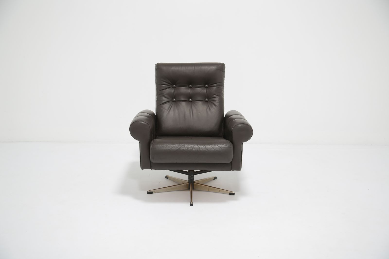 Vintage Brown Leather Swivel Armchair, Denmark, 1970s. photo furniture