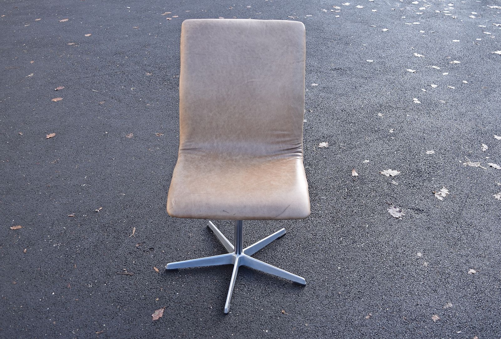 photo for sale Set Of Six Arne Jacobsen Oxford Chairs For Fritz Hansen Manufactured 1968
