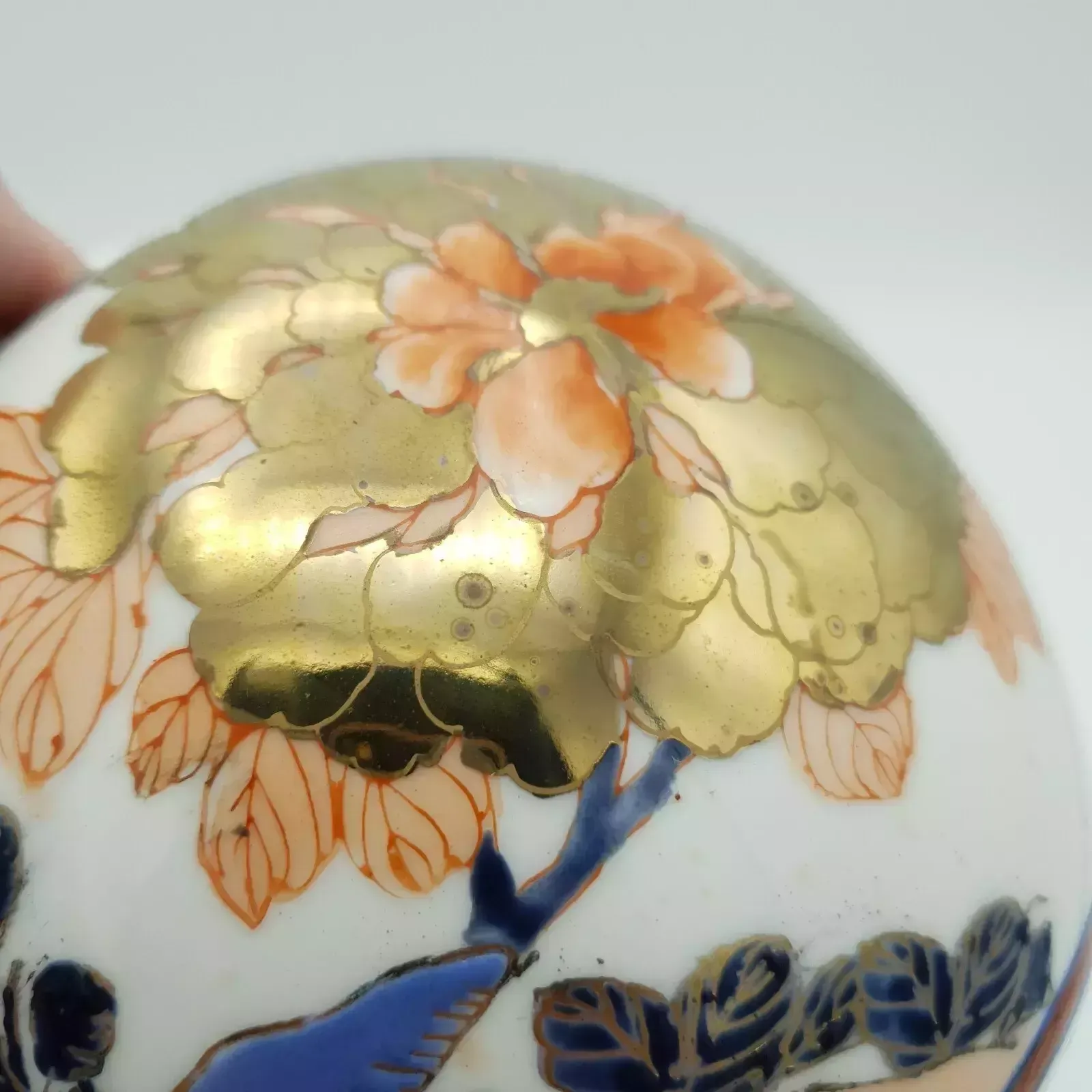 photo vinterior Chinese Qianlong Ginger Jar Hand Painted Imari Porcelain Raised Floral & Gilt