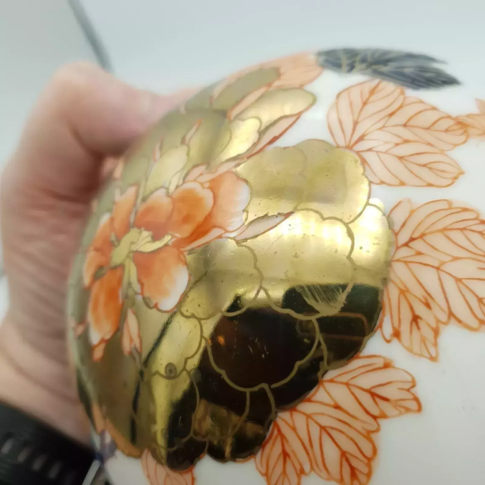 photo vintage Chinese Qianlong Ginger Jar Hand Painted Imari Porcelain Raised Floral & Gilt