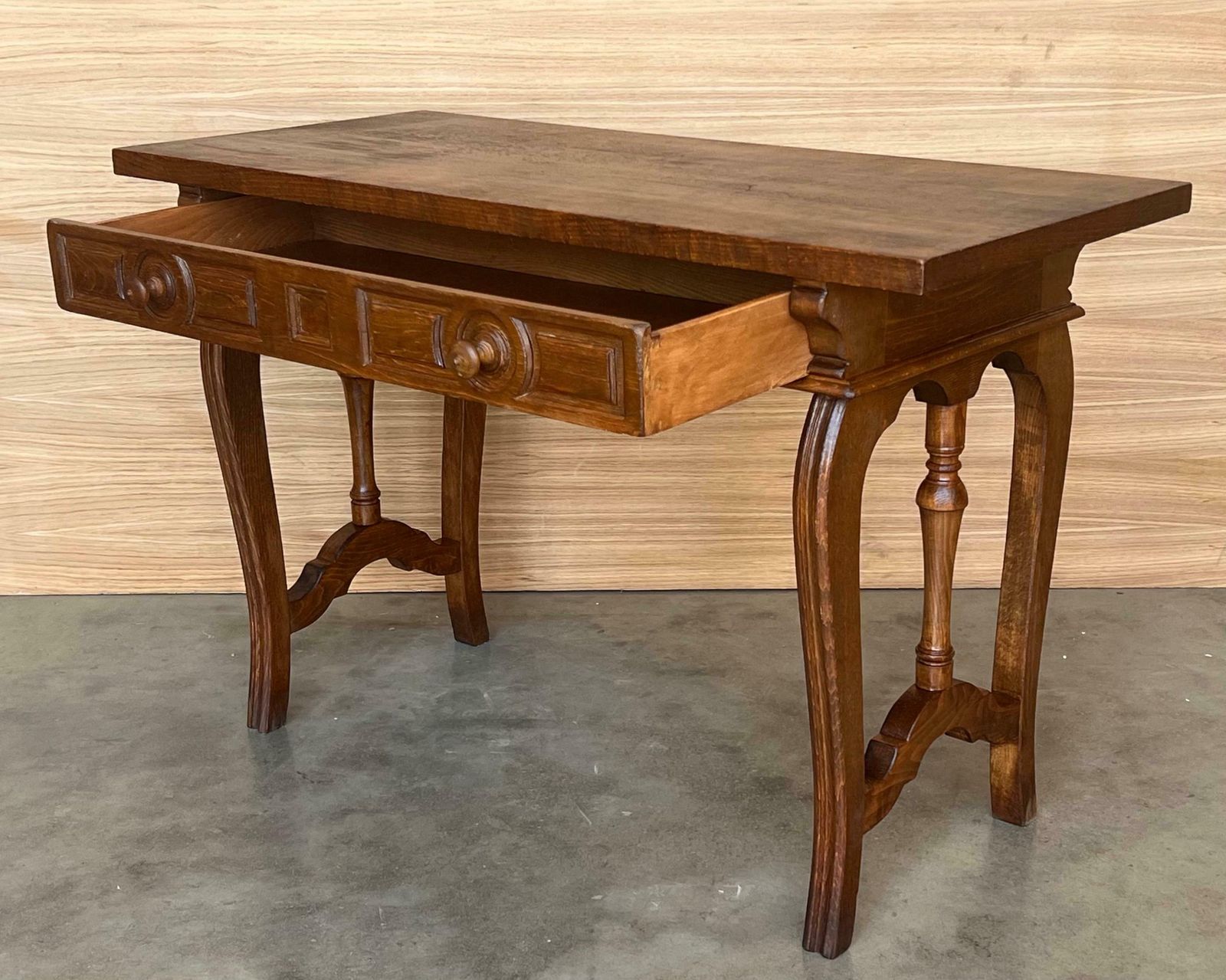 Console, bureau ou table de toilette catalane en noyer, début du XIXe siècle photo vintage