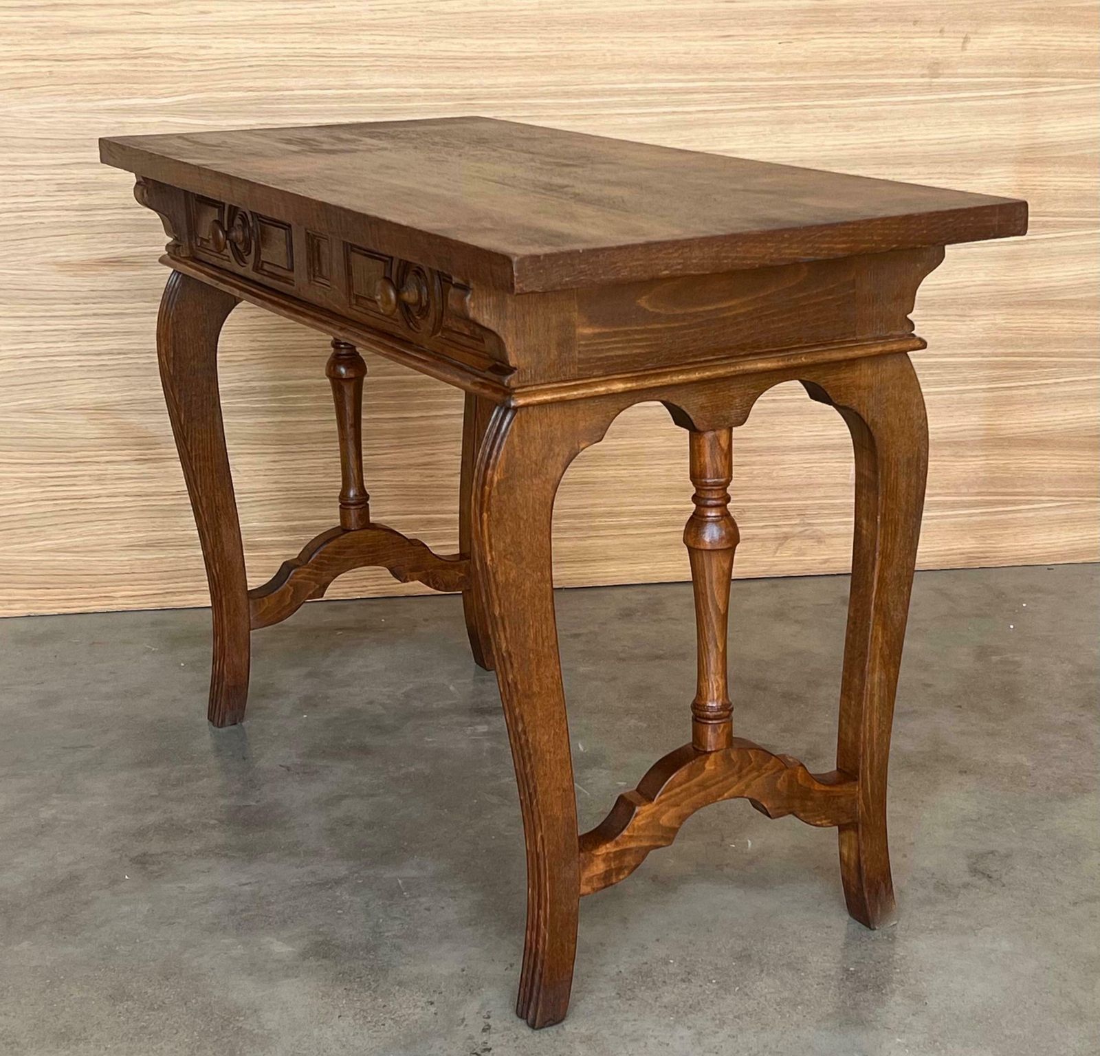 photo for sale Console, bureau ou table de toilette catalane en noyer, début du XIXe siècle