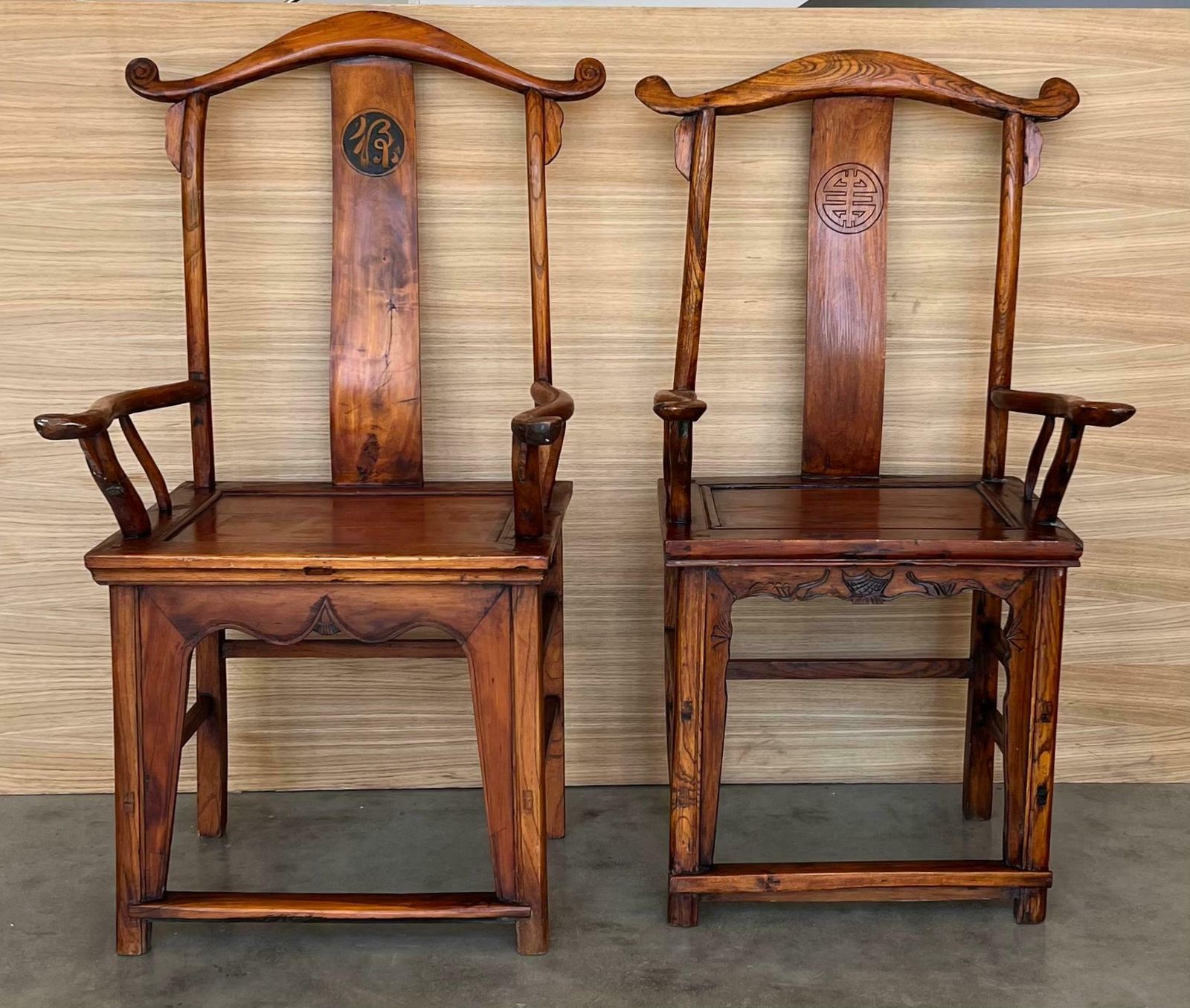 Paire de fauteuils trône à dossier haut en bois sculpté de style Ming chinois photo for sale