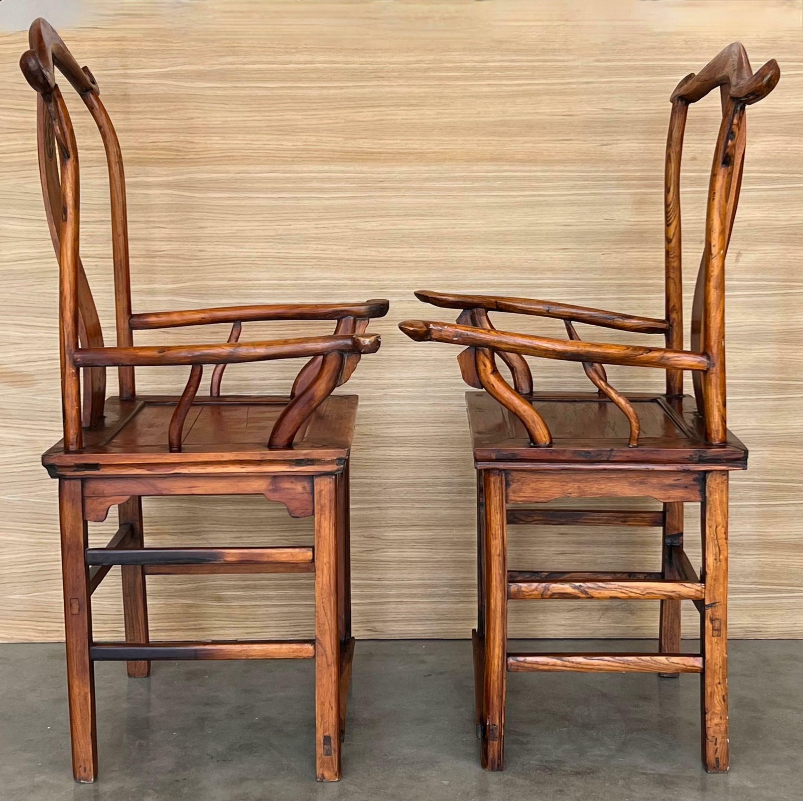 Paire de fauteuils trône à dossier haut en bois sculpté de style Ming chinois photo vinterior
