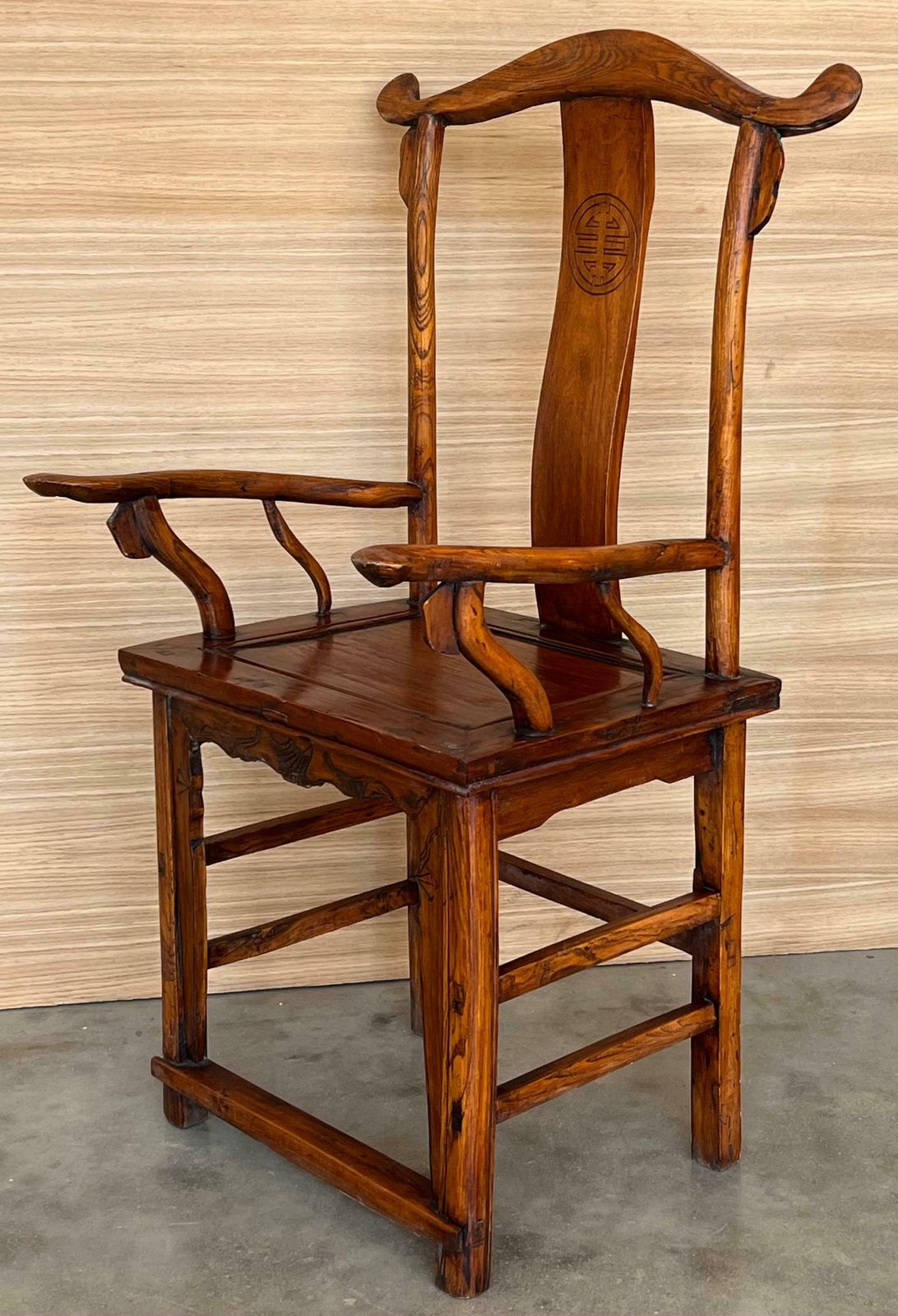 photo furniture Paire de fauteuils trône à dossier haut en bois sculpté de style Ming chinois